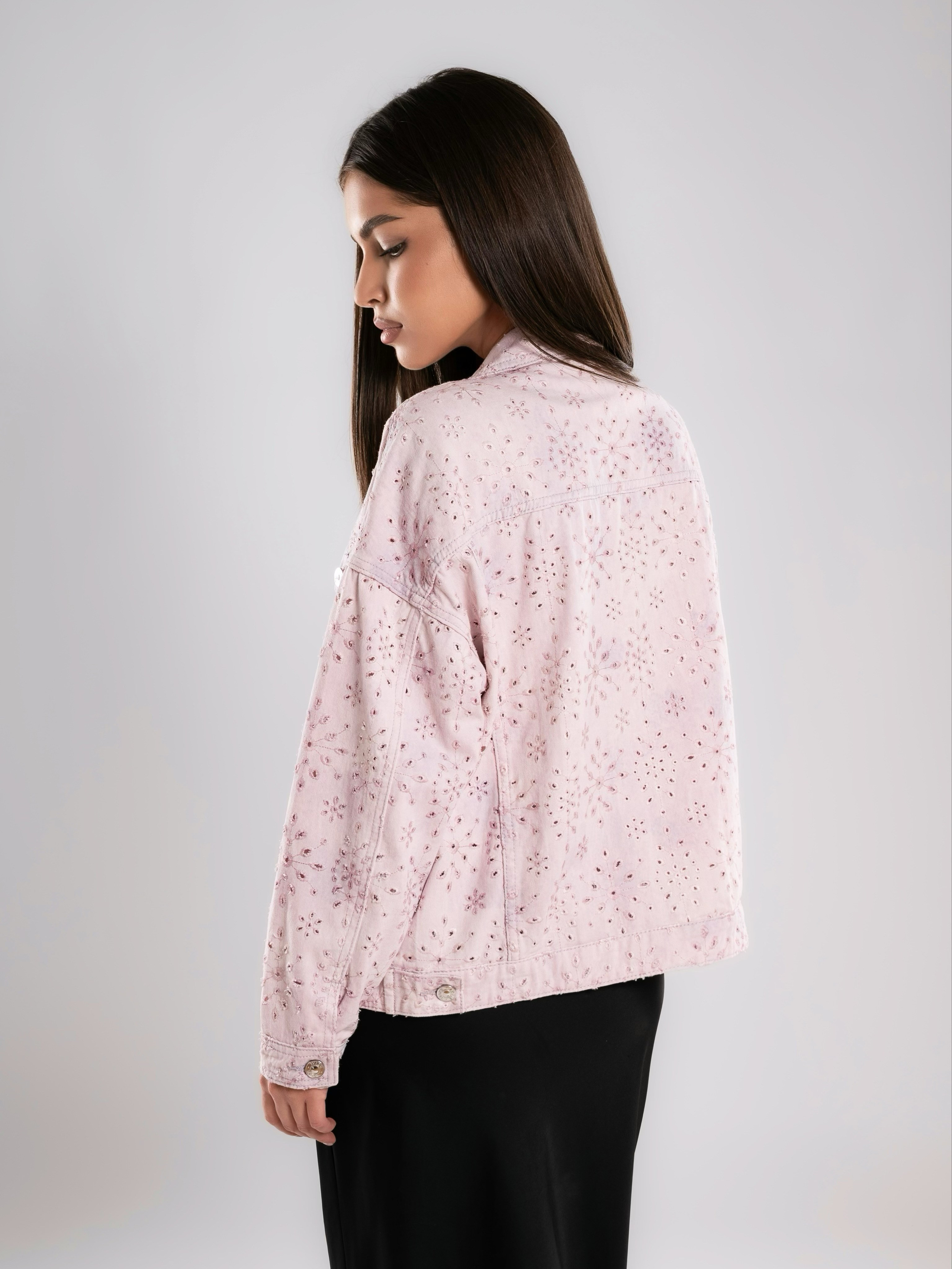 Джинсовые куртки на 2х моделях. Предметный фотограф, фото для маркетплейсов Пятигорск, КМВ