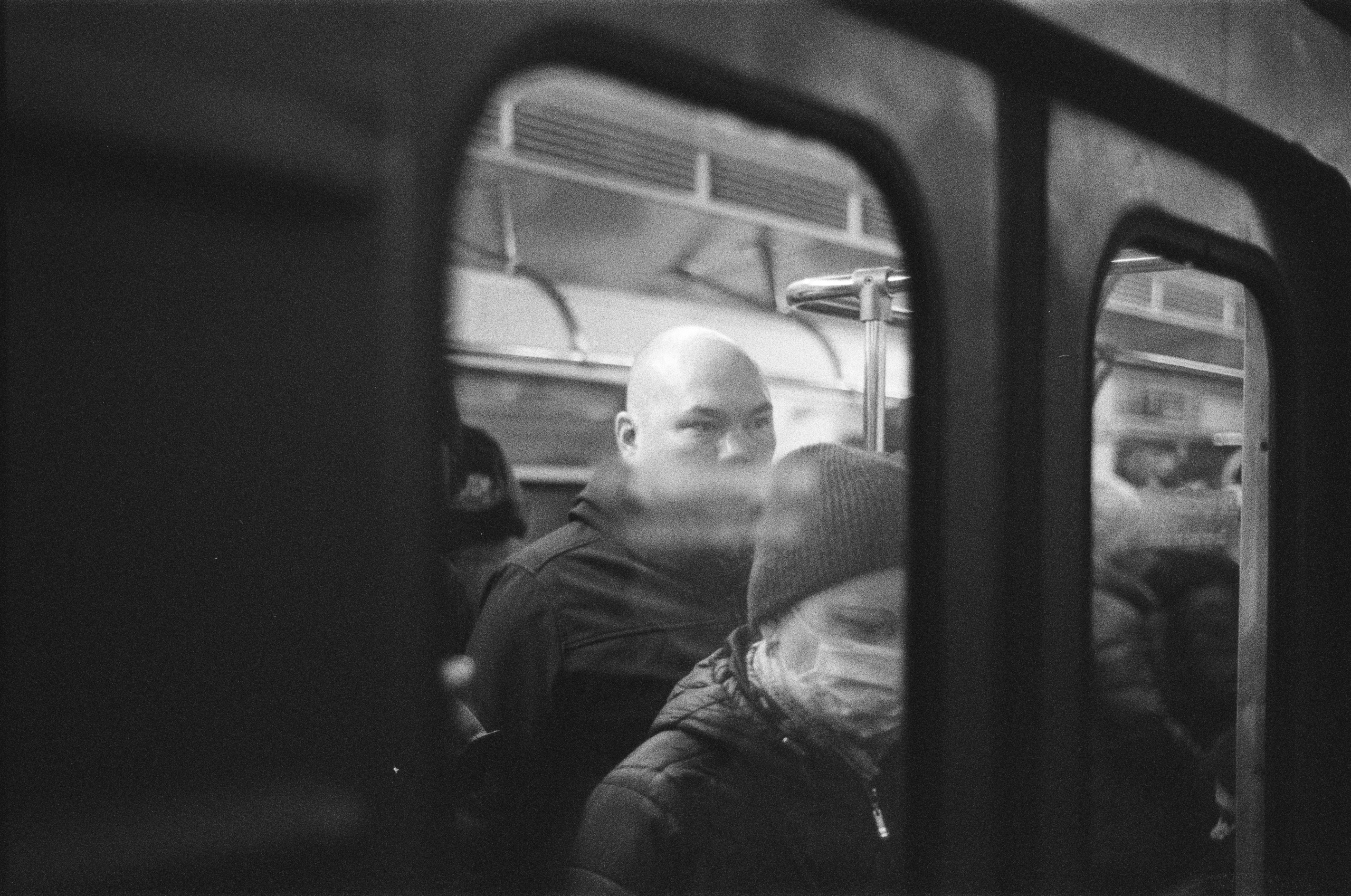 Фотосерия «Час пик»: динамика городской суеты в моменты транспортного и человеческого потока, игра света, тени и контраста в хронике городского движения. Фотограф: Ожерельев Лев