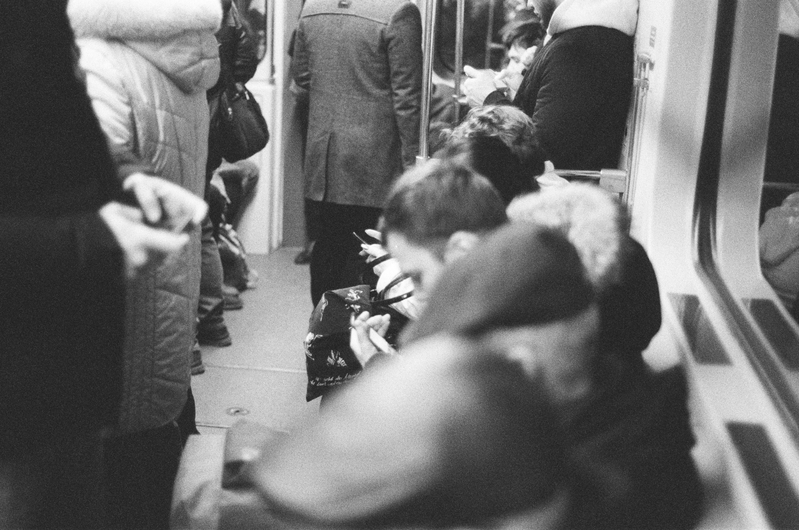 Фотосерия «Час пик»: динамика городской суеты в моменты транспортного и человеческого потока, игра света, тени и контраста в хронике городского движения. Фотограф: Ожерельев Лев