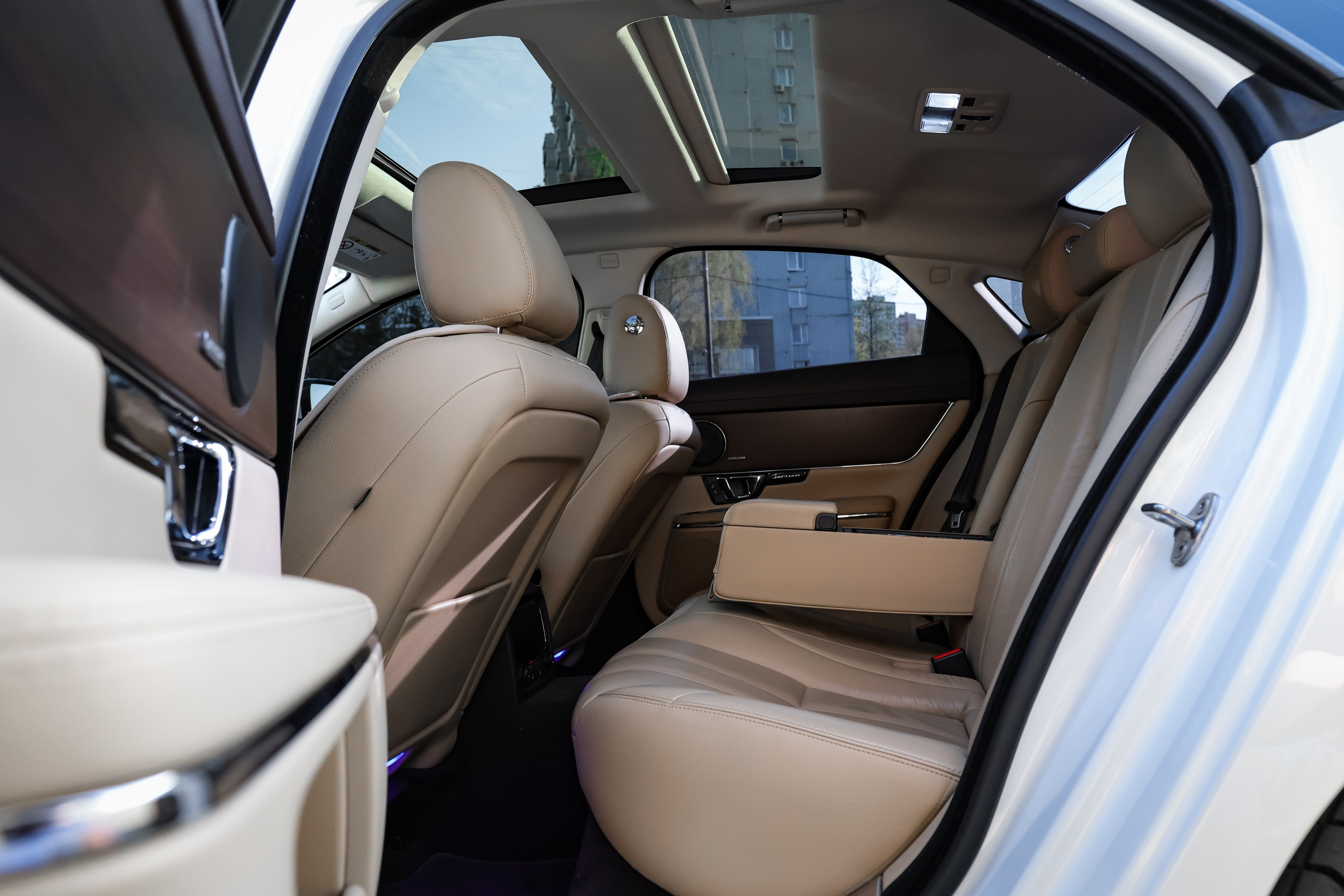 2017 JAGUAR XJ. Mixturecaptures