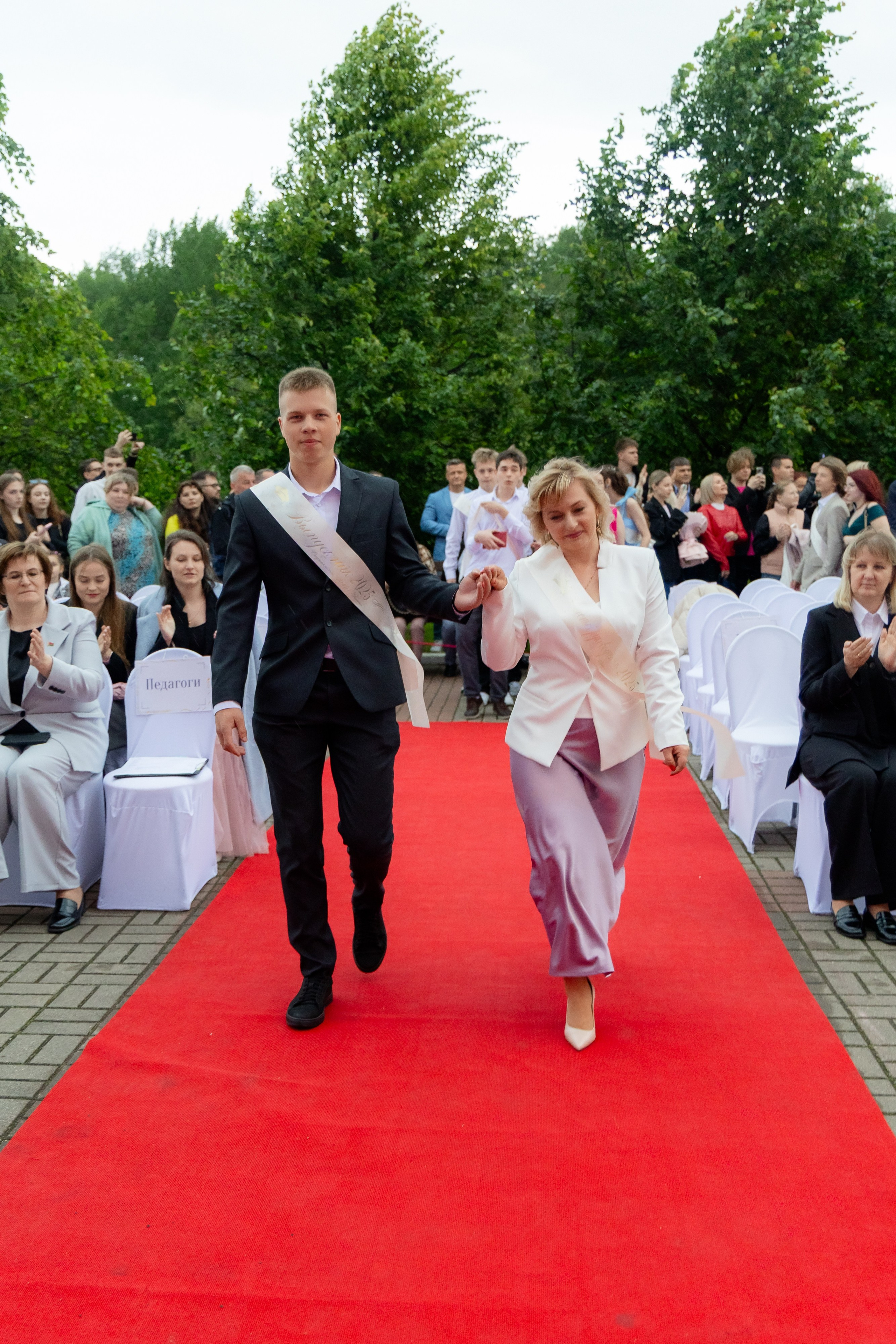 Школьный выпускной 2025 год в Минске, Беларуси. Свадебный фотограф в Минске/Беларуси Сергей Спиридонов