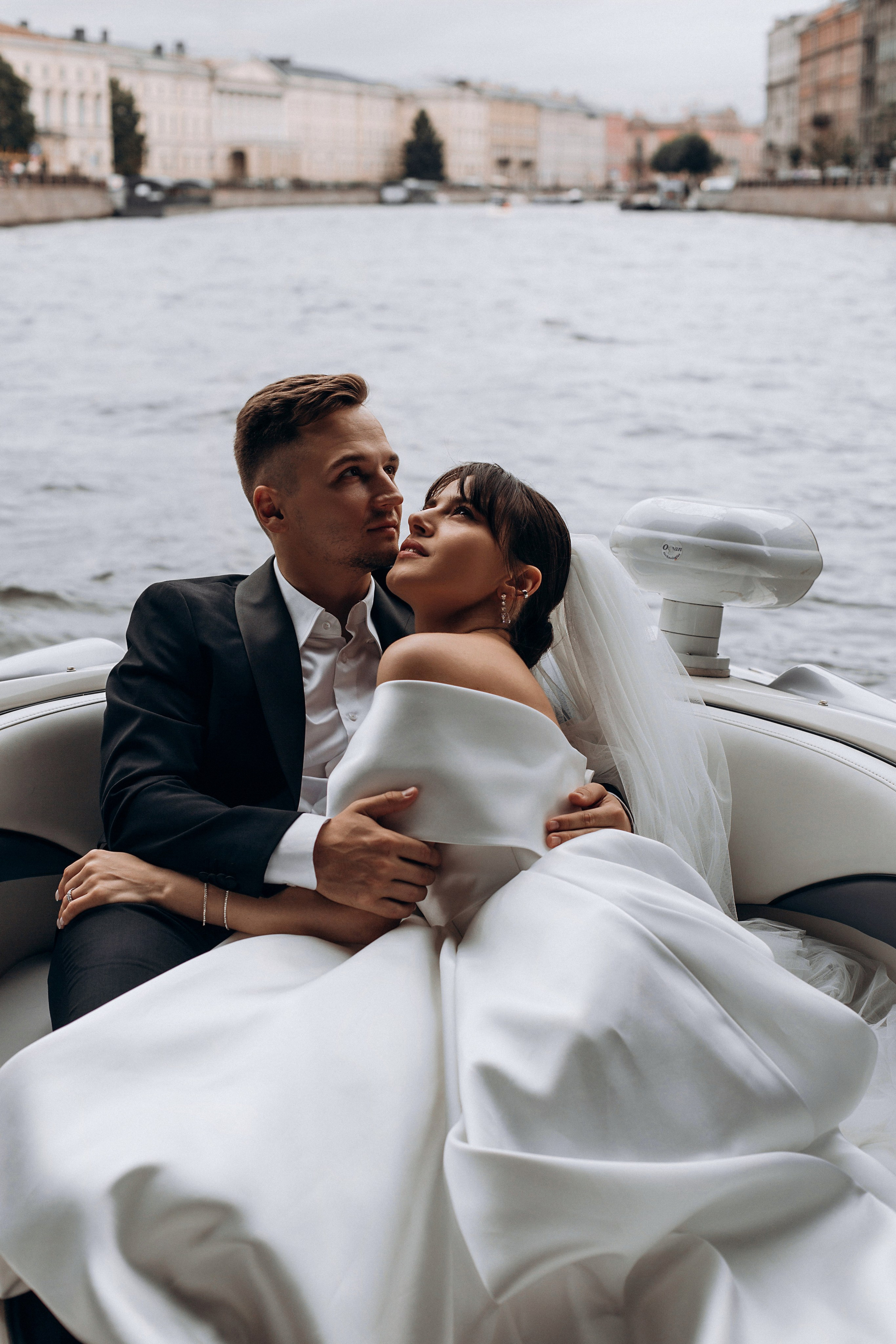 Свадьба на катере. Свадебный фотограф в Санкт-Петербурге Вика Стукачева