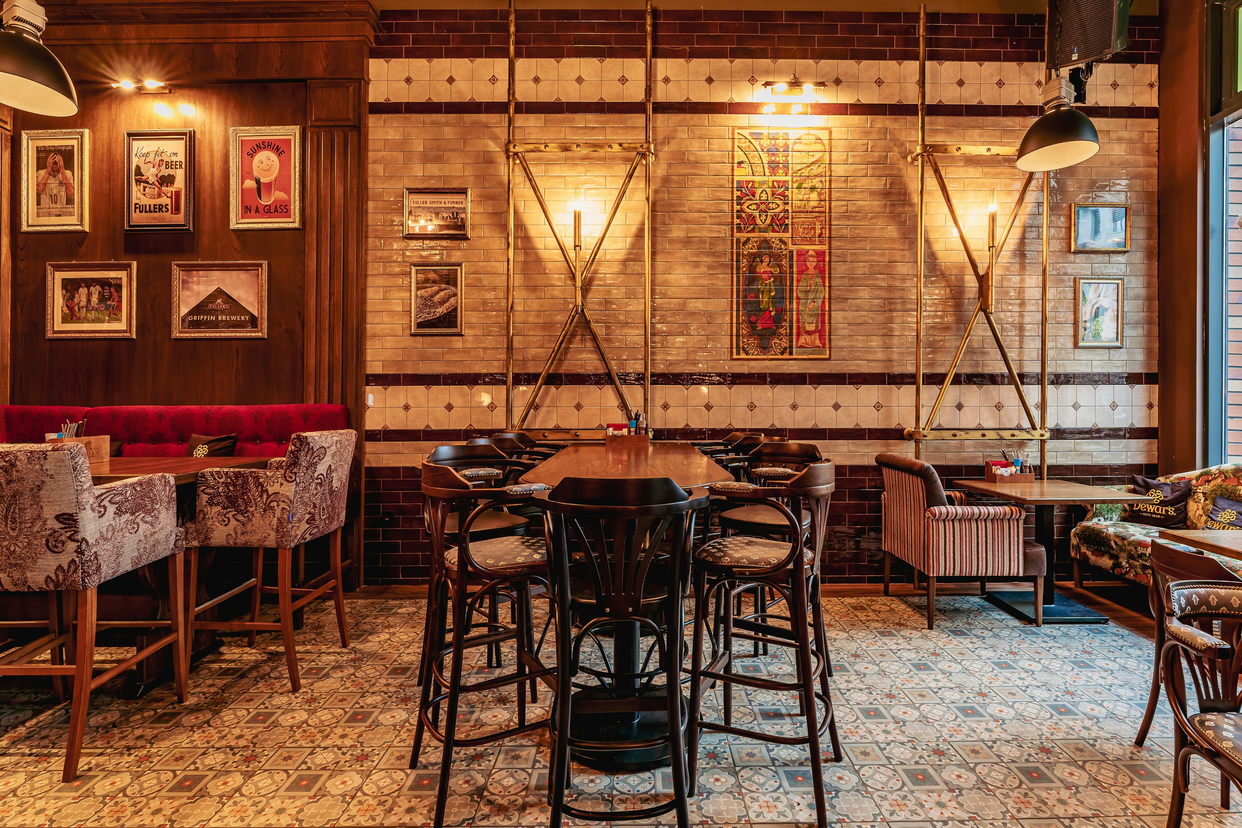 Алматы, Fuller's 4you — камерный паб в верхней части города, апрель 2025. Интерьерный фотограф Алматы