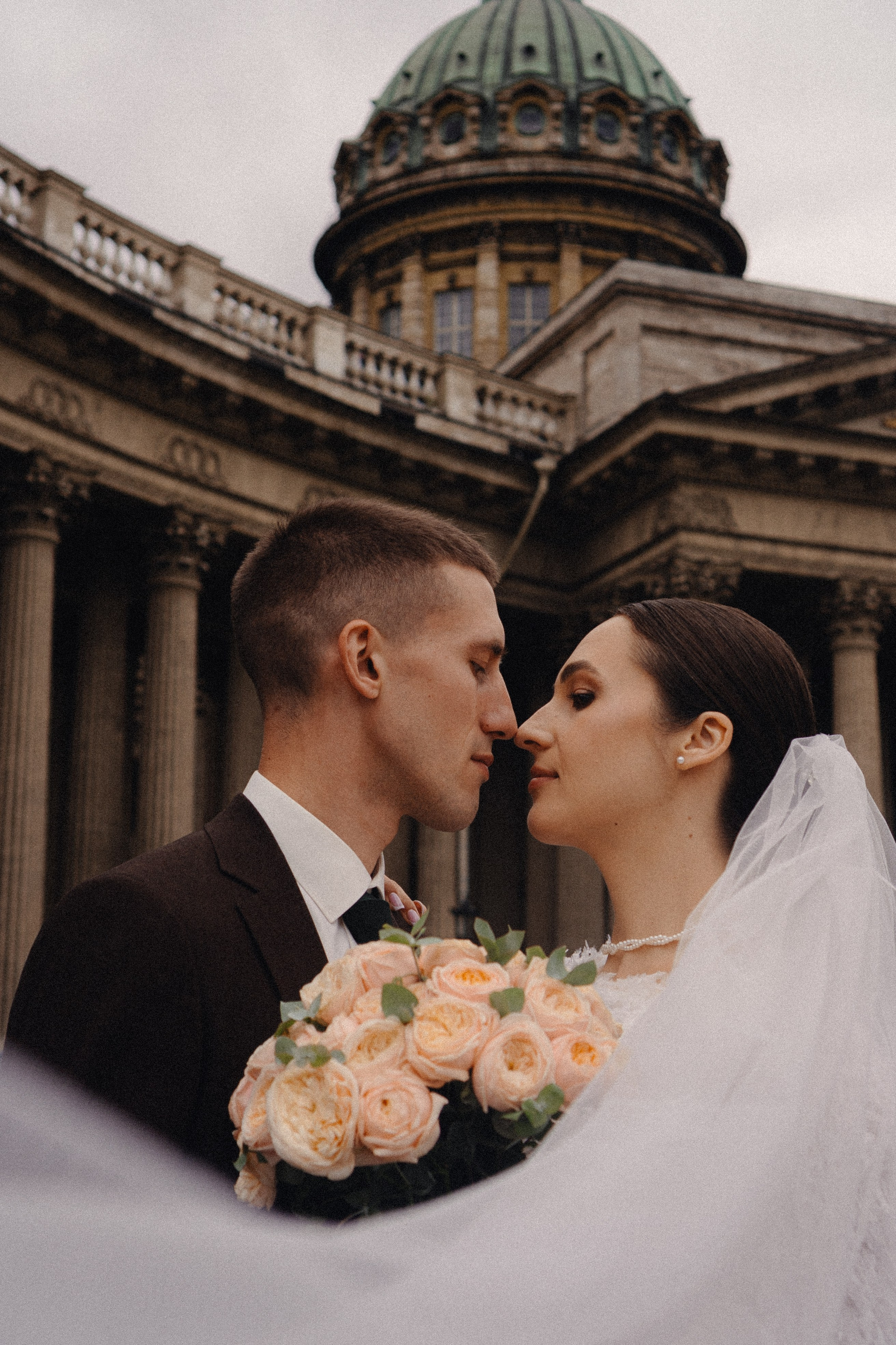 СВАДЕБНАЯ ПРОГУЛКА В САНТК-ПЕТЕРБУРГЕ (ИСАКИЕВСКИЙ СОБОР, ЗИМНЯЯ КАНАВКА, ЭРМИТАЖ И БОЛЬШАЯ МОРСКАЯ УЛИЦА). Профессиональный фотограф, Санкт-Петербург — Виктория Богомолова