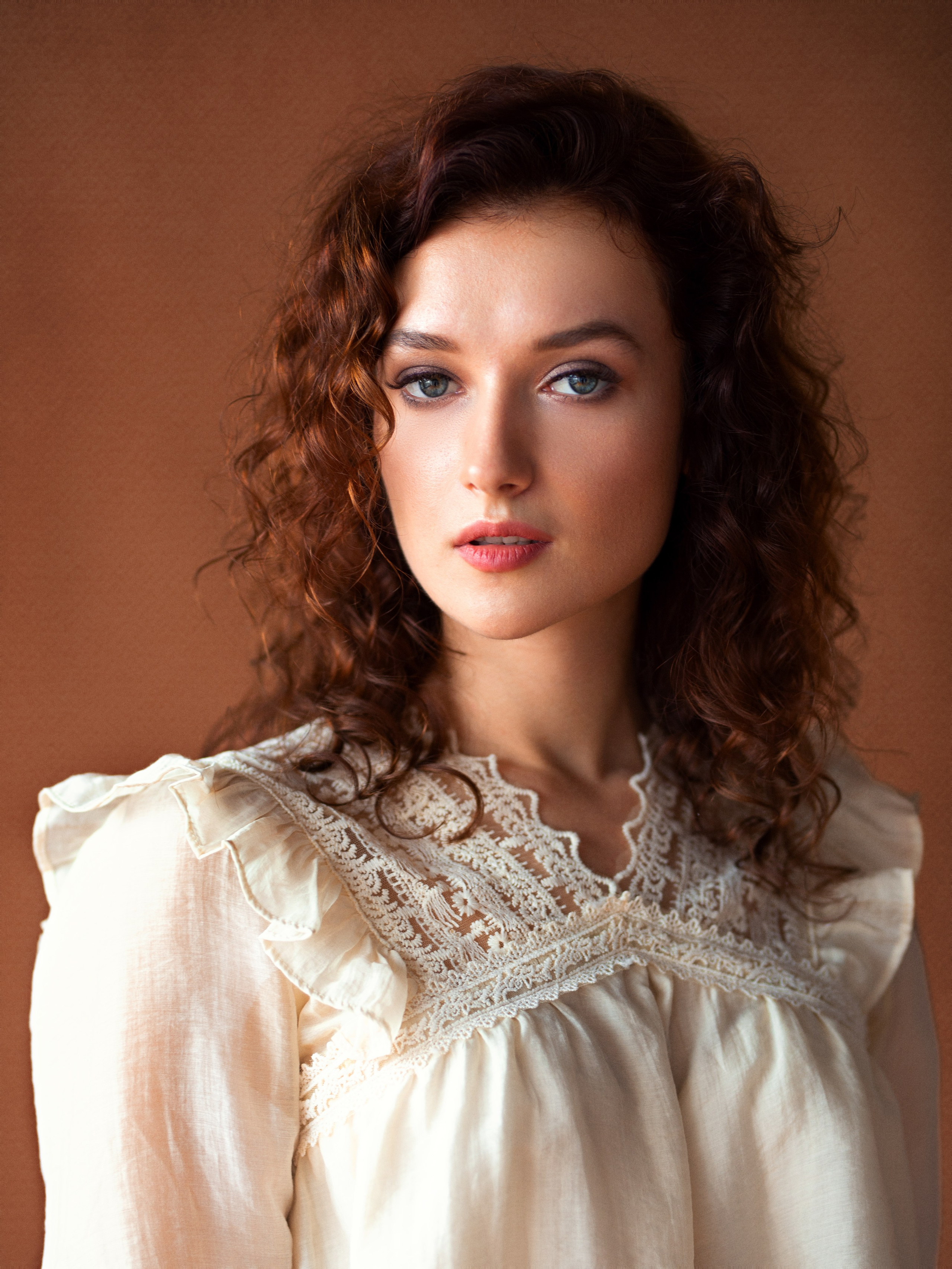 Фотосет с Анастасией в студии с минимальным интерьером в формате для «себя»