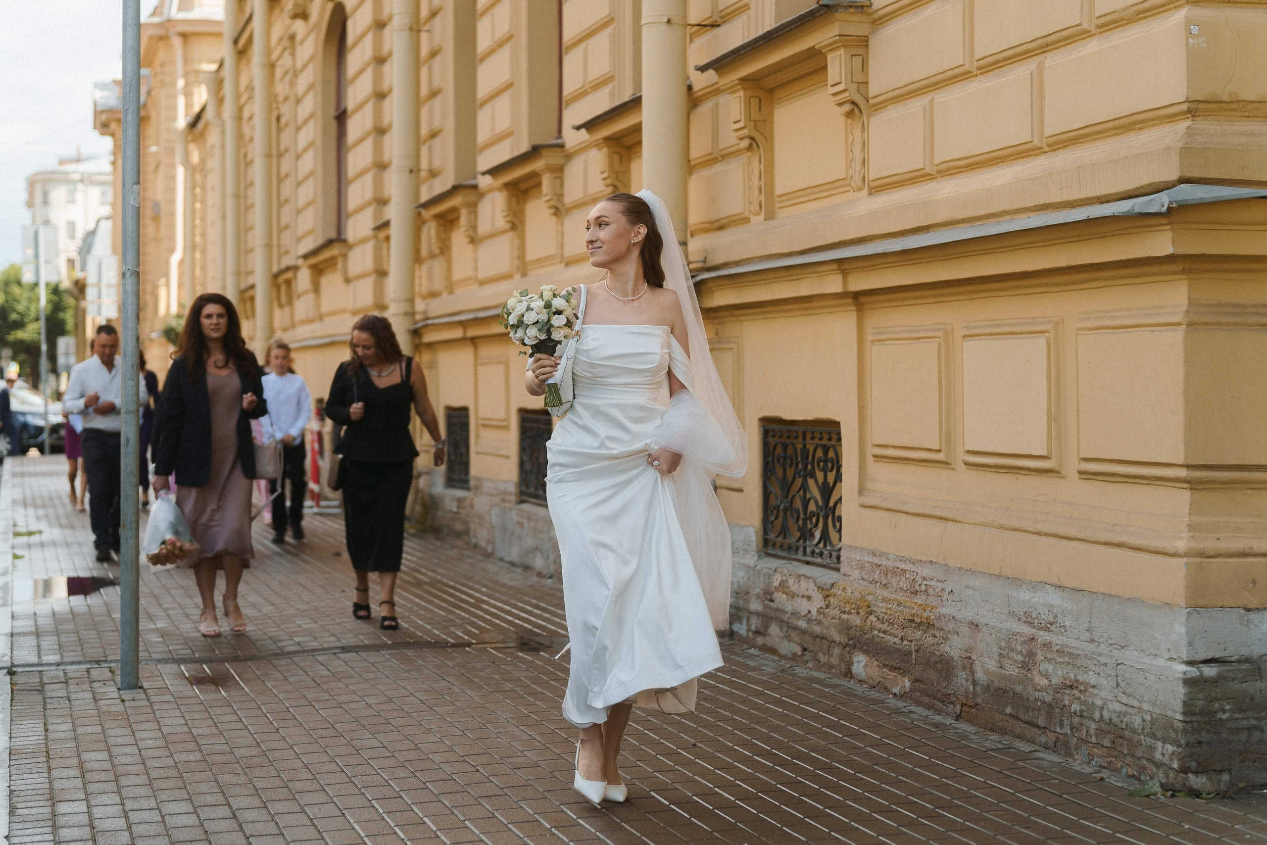Невеста с гостями идёт к ЗАГСу Петроградского района