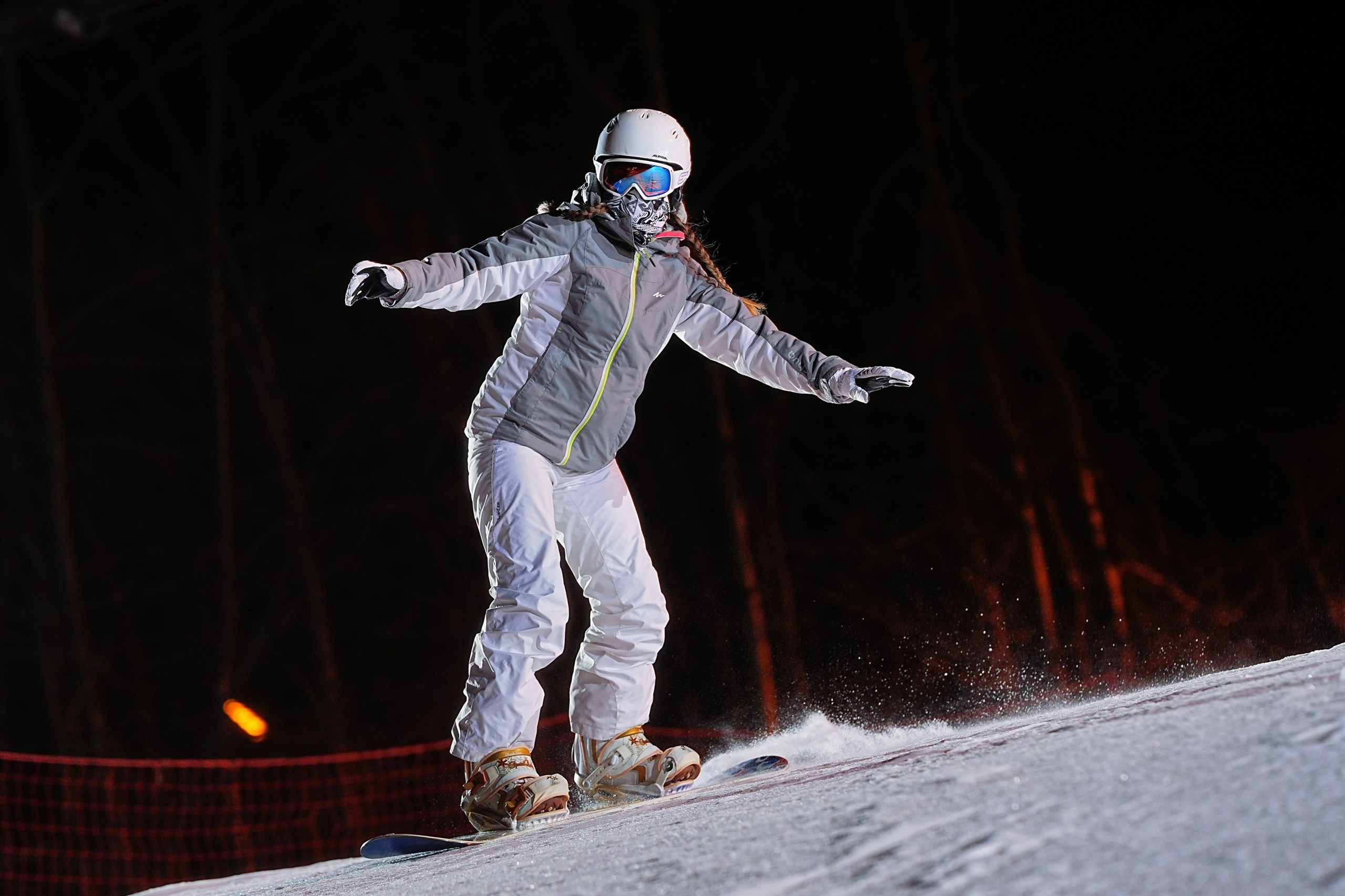 Вечерняя съёмка на склонах с использованием внешних вспышек. Фотограф Студитский Евгений