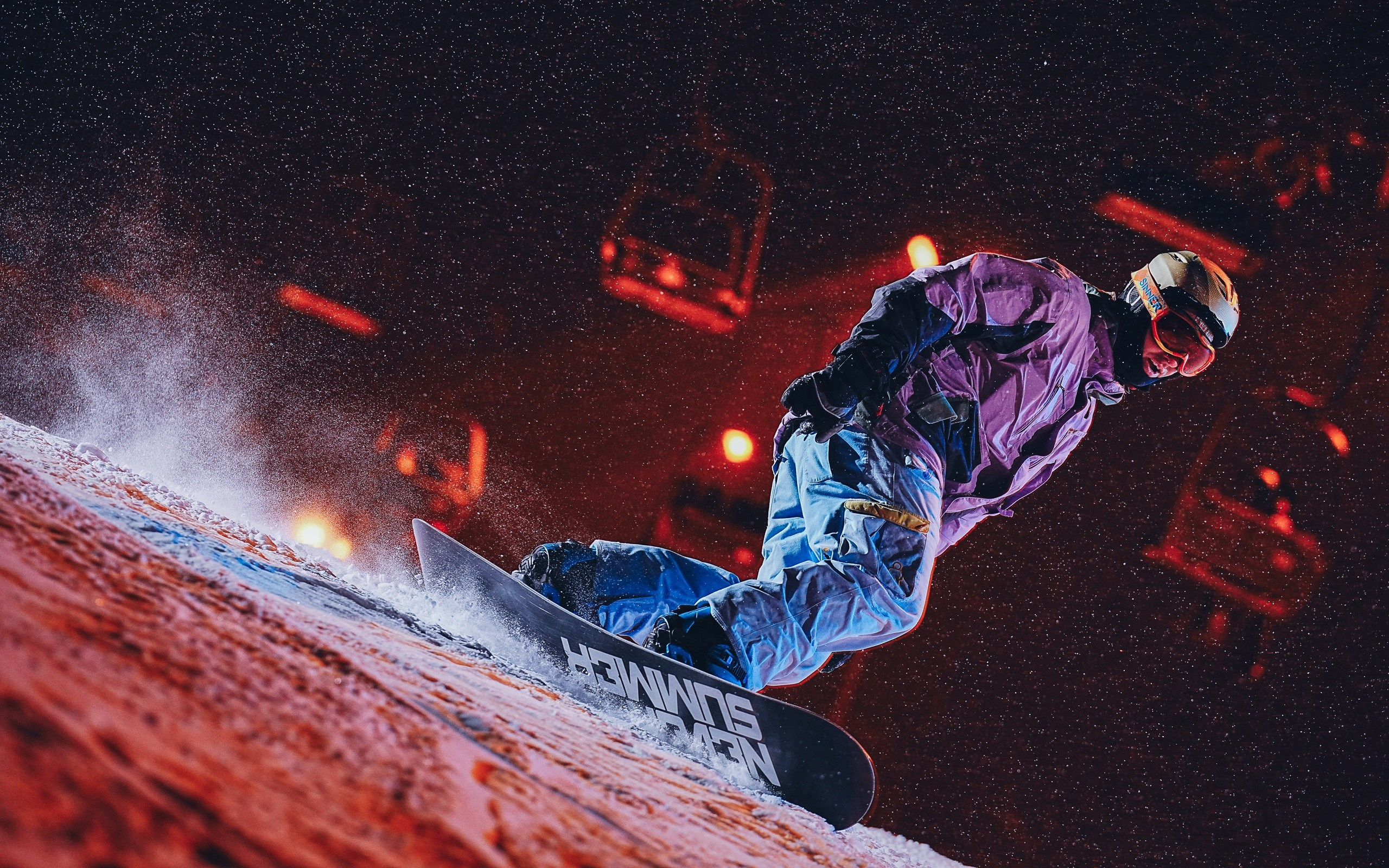 Вечернее и ночное катание на горных лыжах и сноуборде. Съемка с использованием внешних вспышек. Фото: Студитский Евгений