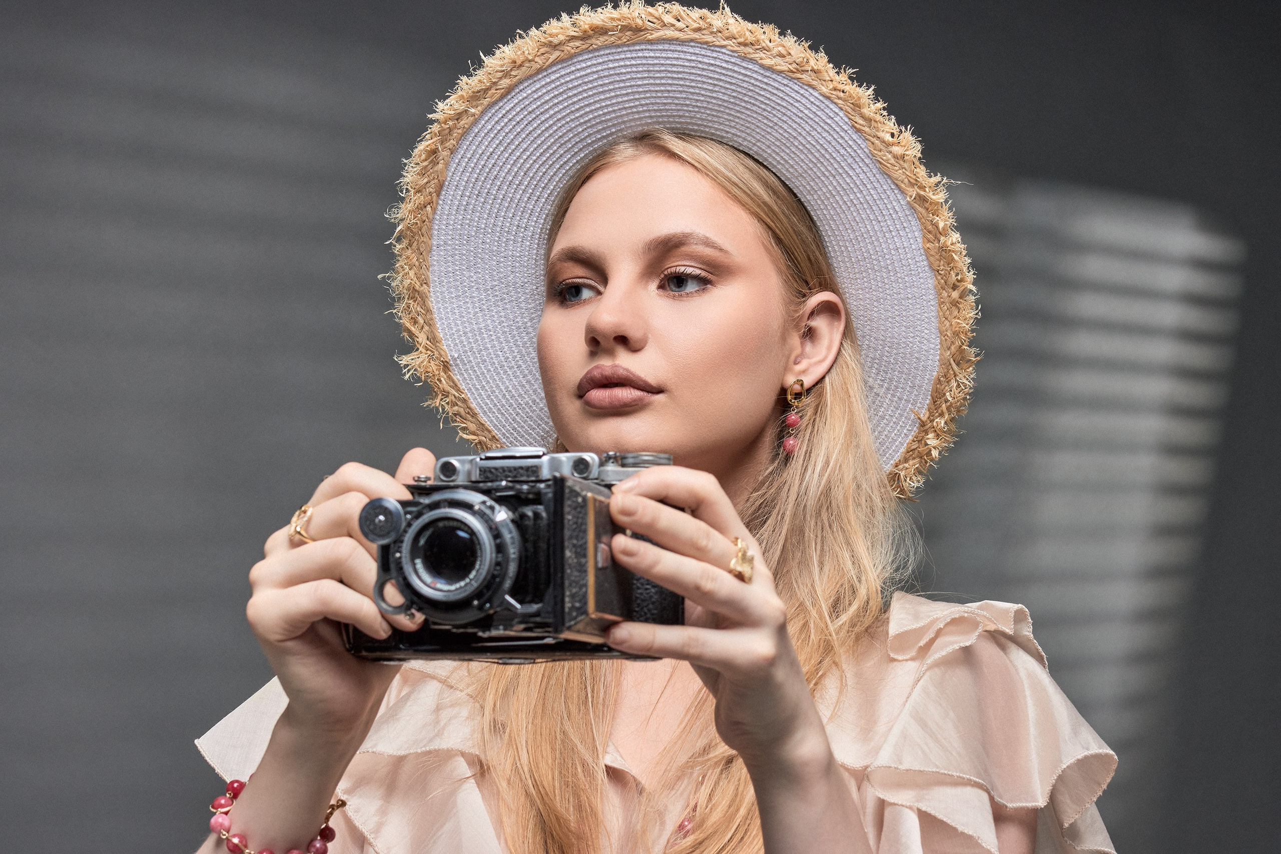 Сессия для журнала "Дорогое удовольствие". Сентябрь 2025. Стилист / продюсер съемки: Анна Добрынина. Визаж: Алёна Мирошниченко. Модель: Екатерина. Одежда: Силуэт. Украшения ручной работы: Светлана Афанасьева. Фотосессия в Efimov Studio. Портретный фотограф во Владивостоке Сергей Ефимов. #СергейЕфимовФото