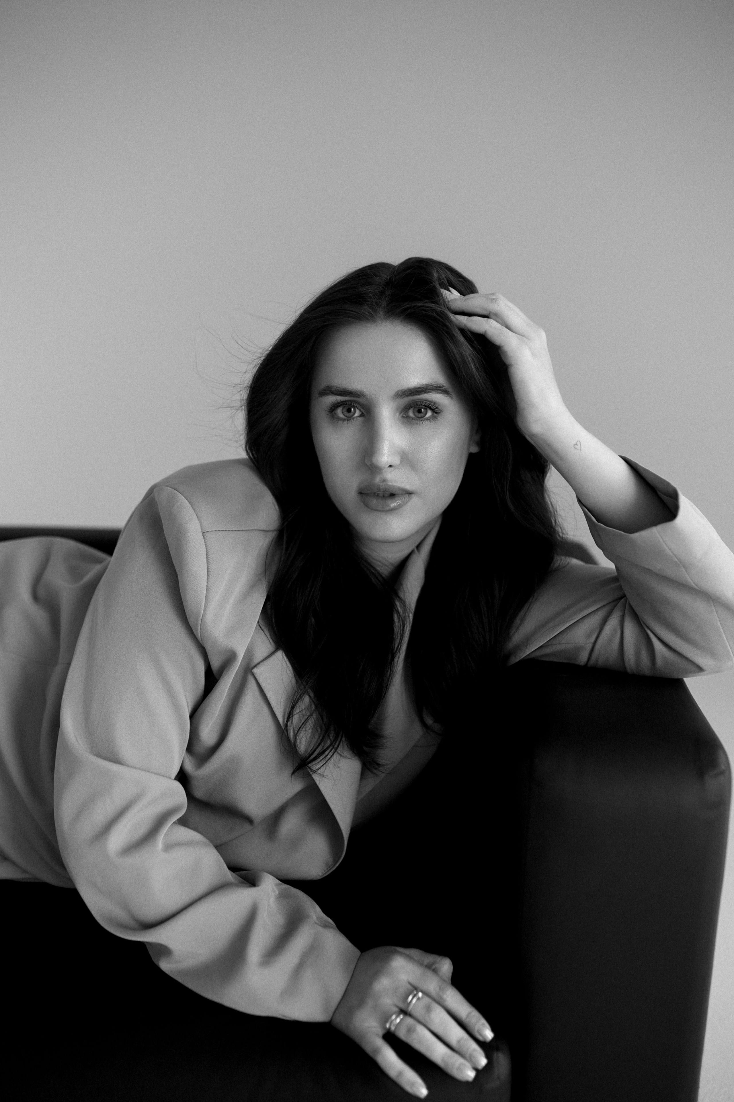 Минималистичная фотосессия. Сестры Карабаза. Фотографы и ретушеры в Москве и Санкт-Петербурге