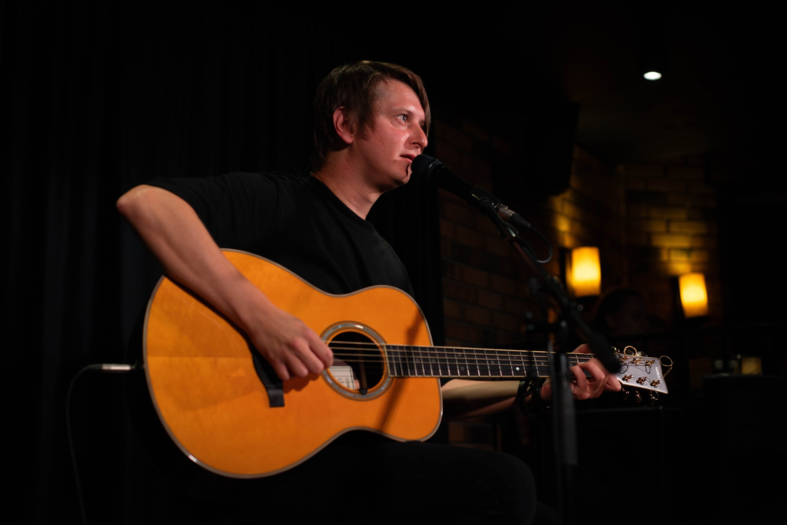 Лёва Сазонов (1 августа 2024 года, Москва, арт-кафе Пушкарёв). Фотограф Светлана Блинова, Москва и Московская область