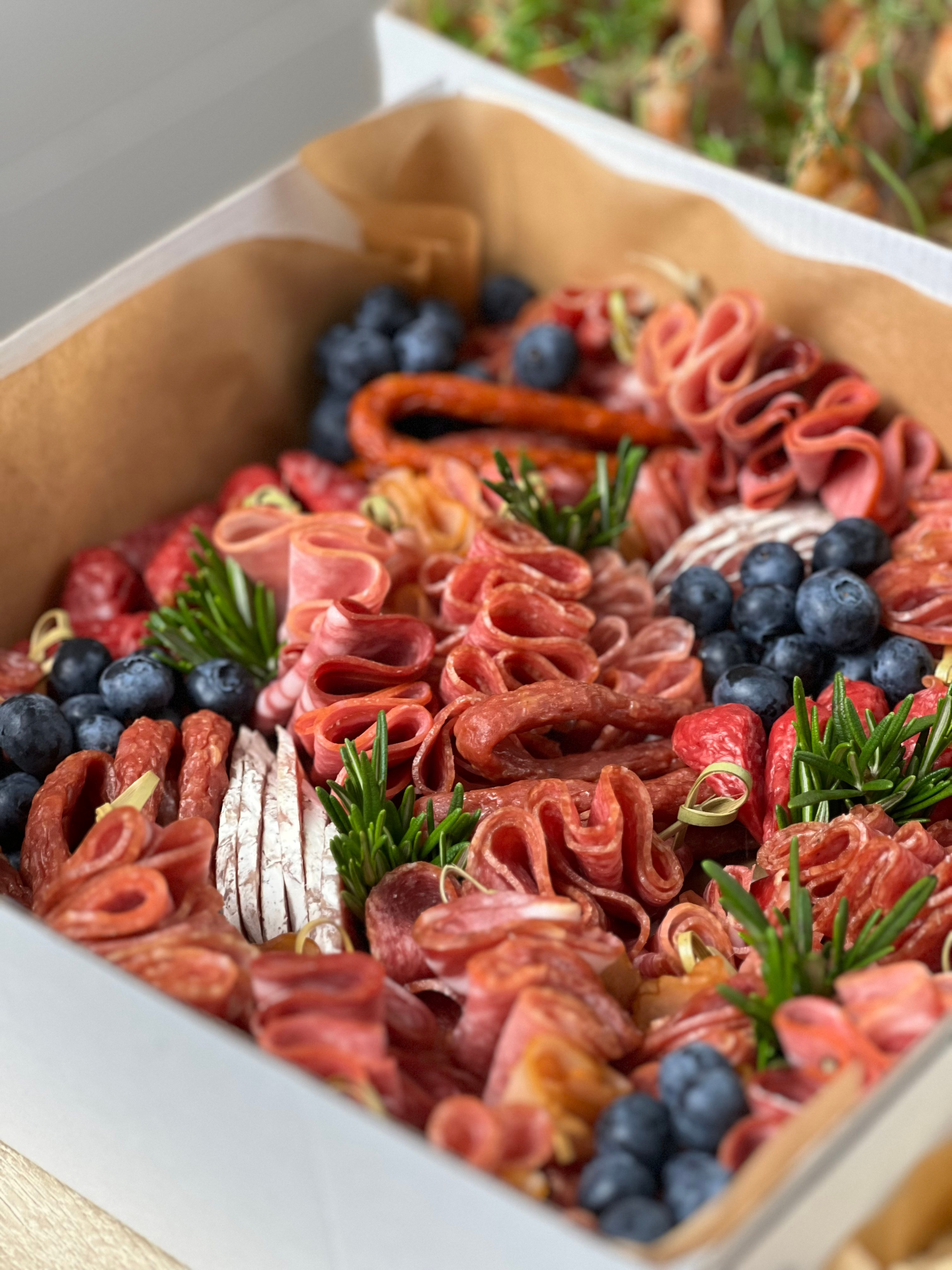 ГастроБоксы. Выездной кейтеринг, съедобные букеты, торты и сладости на заказ