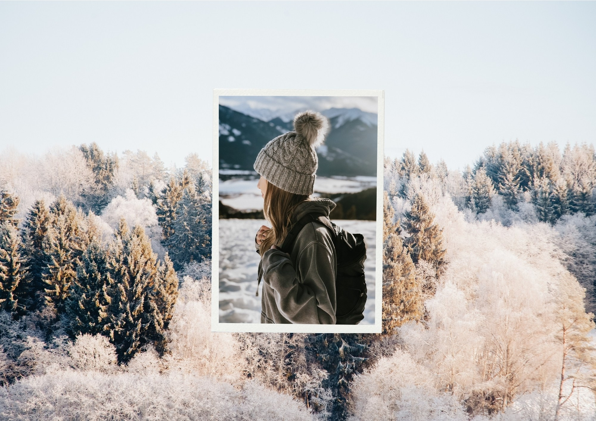 Девушка в шапке и с рюкзаком в заснеженном хвойном лесу