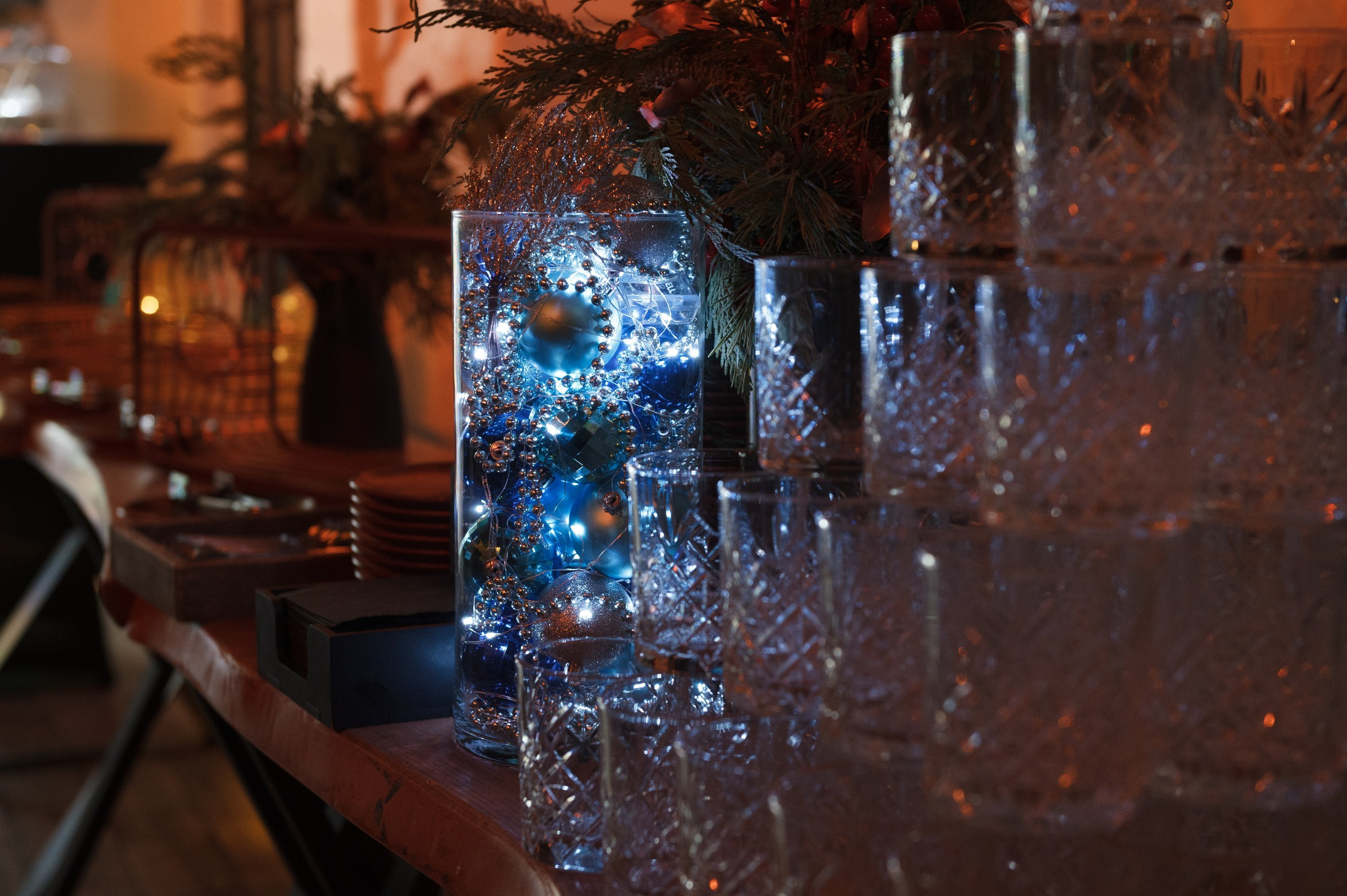 Новогодний корпоратив в стиле Неоновая вечеринка. Праздничное агентство ПИОН