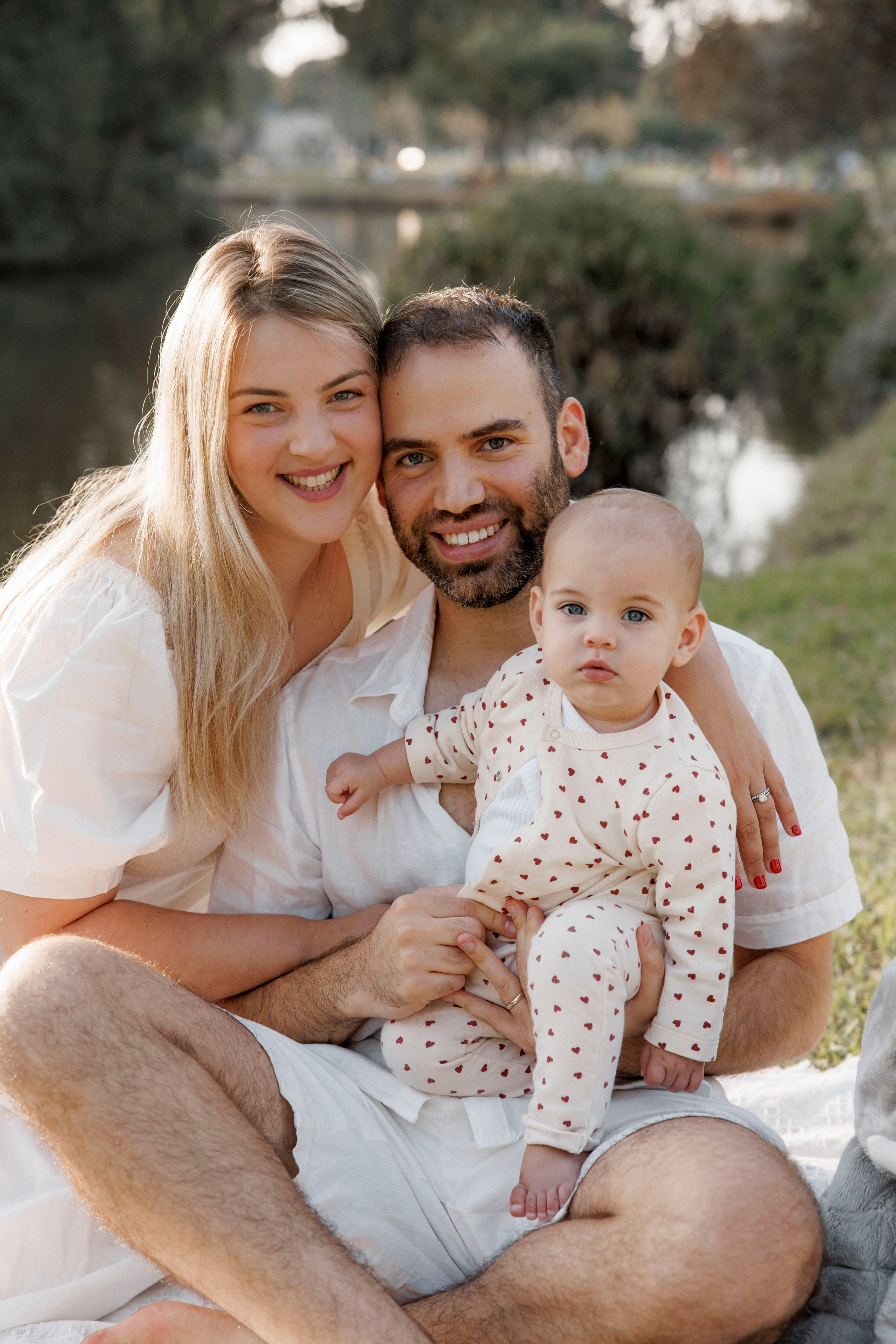 First year photoshoot inside the park (sunset). Wedding and family photographer