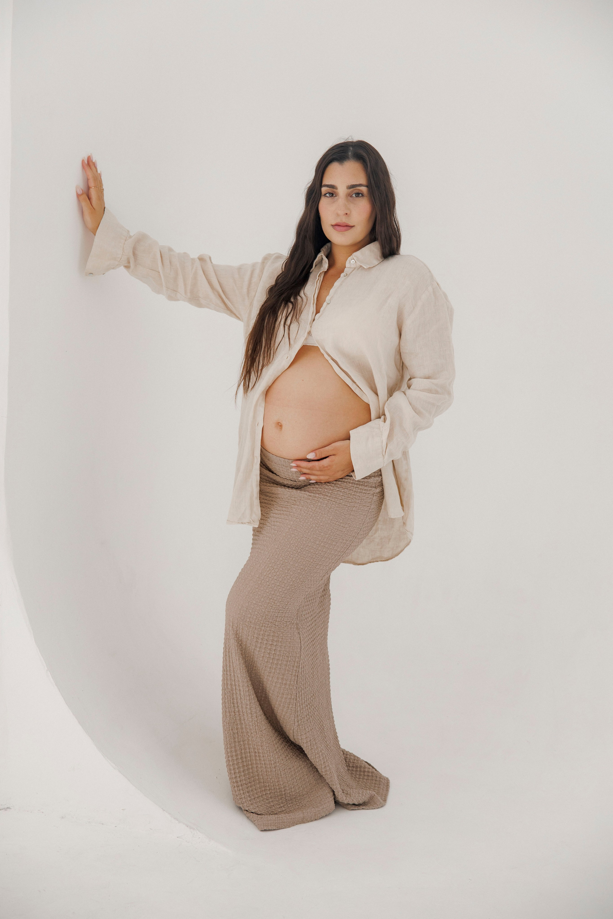 Pregnancy photoshoot inside the Grey Studio. Главная