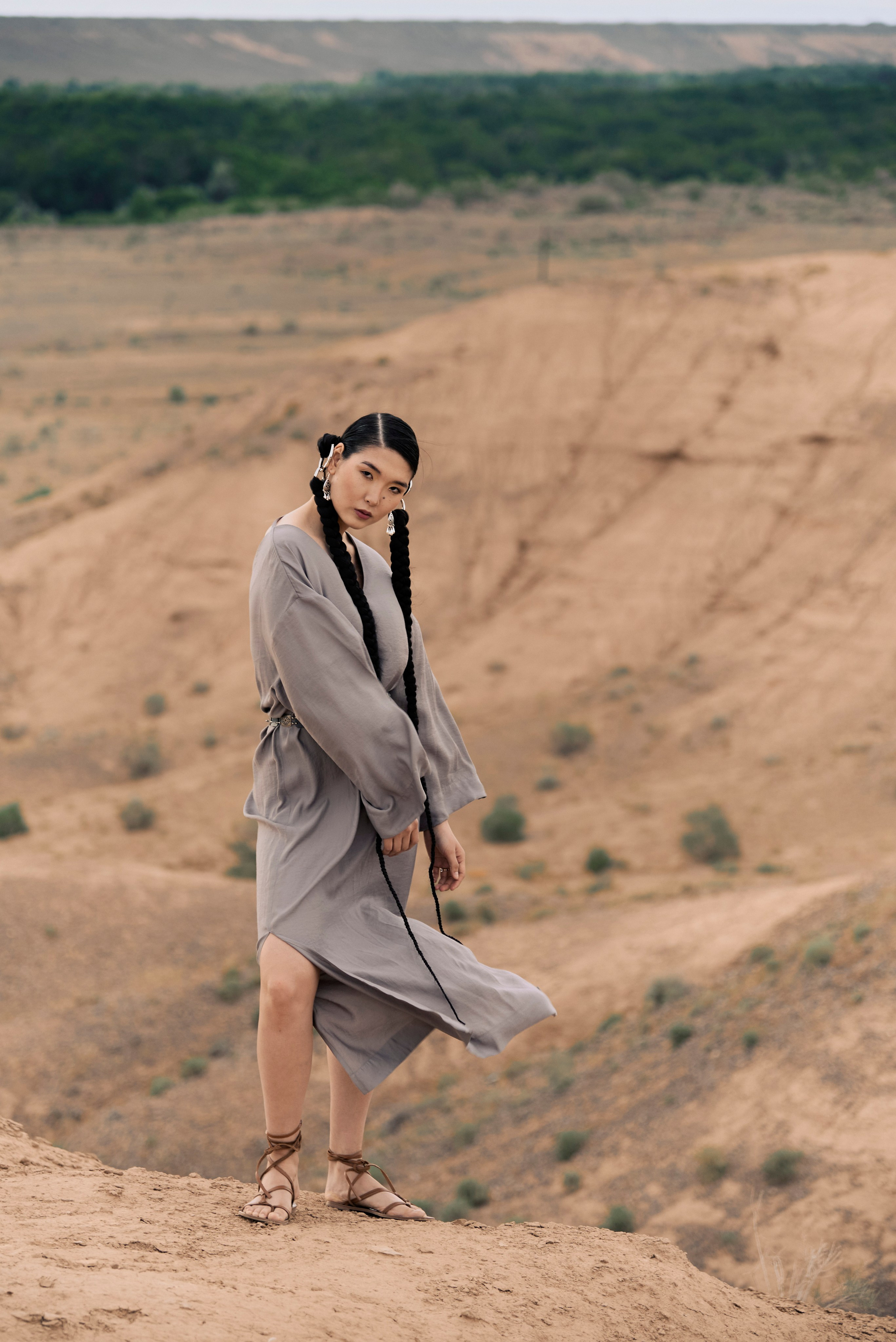 азиатка с косами платье развевается на ветру