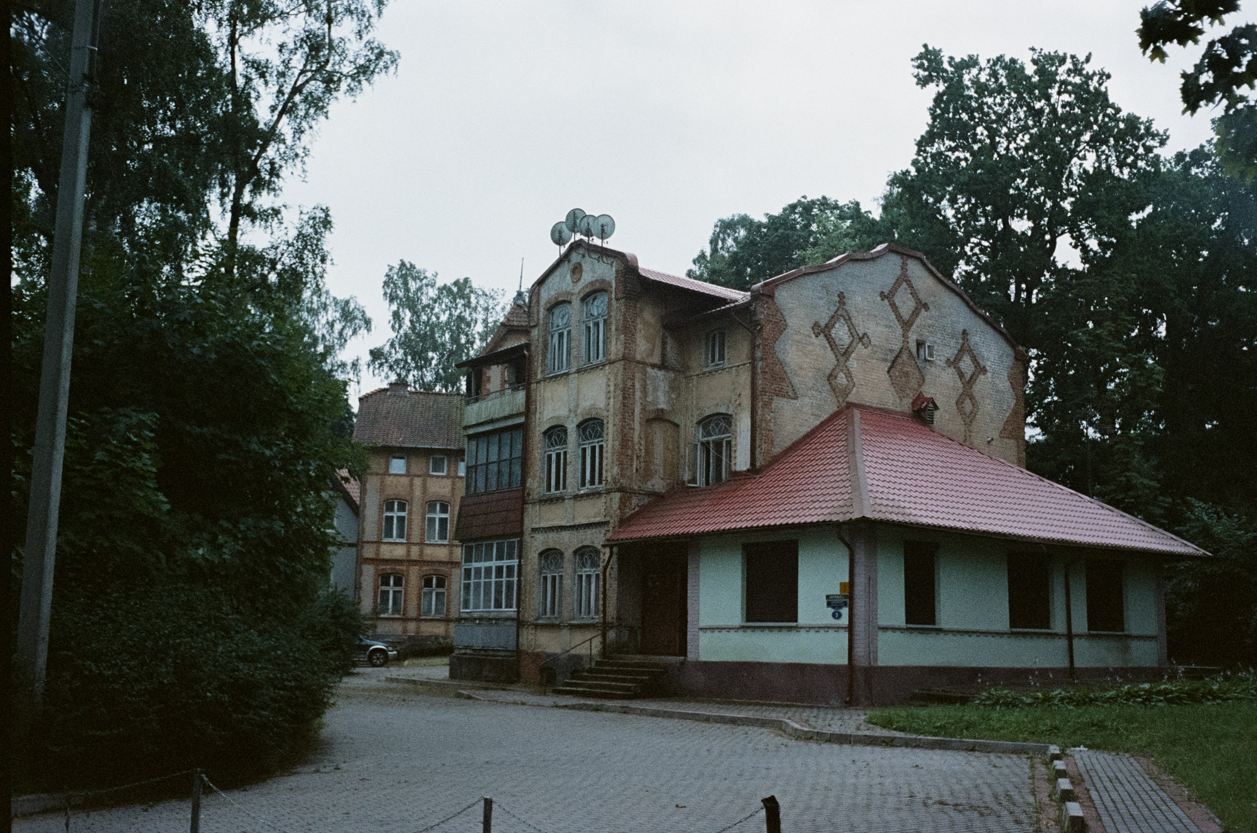 11 июля Светлогорск улочки / Minox 35 GT (2) / Kodak Portra 400 VC @ISO 100