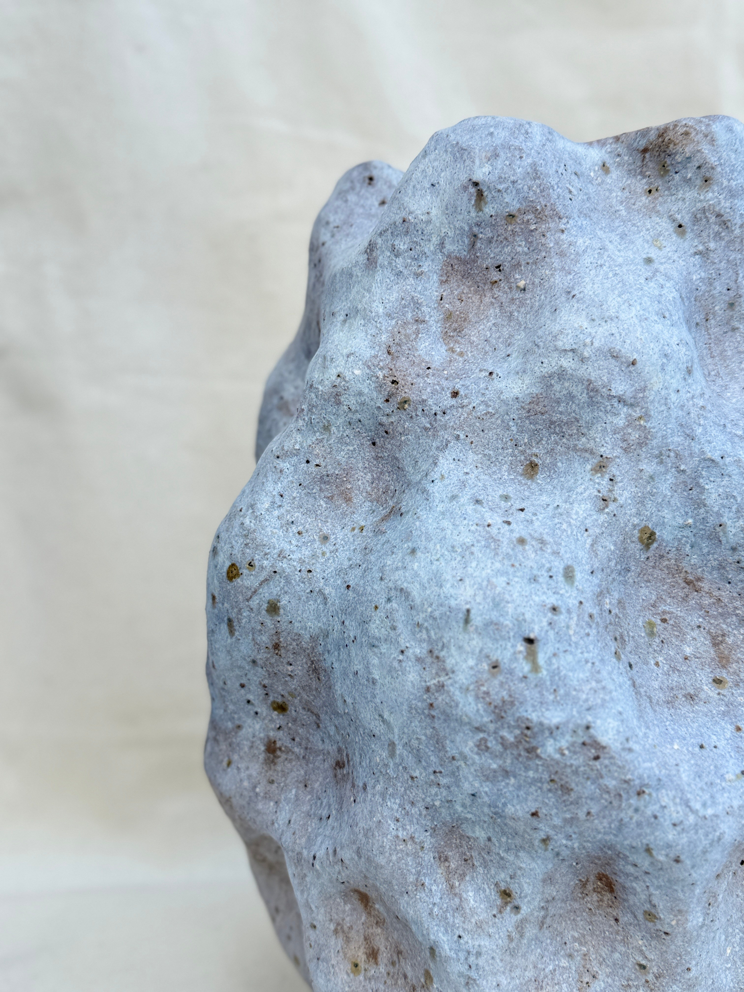 Ваза «Большой серый камень». Арт-керамика Катерины Жизневской