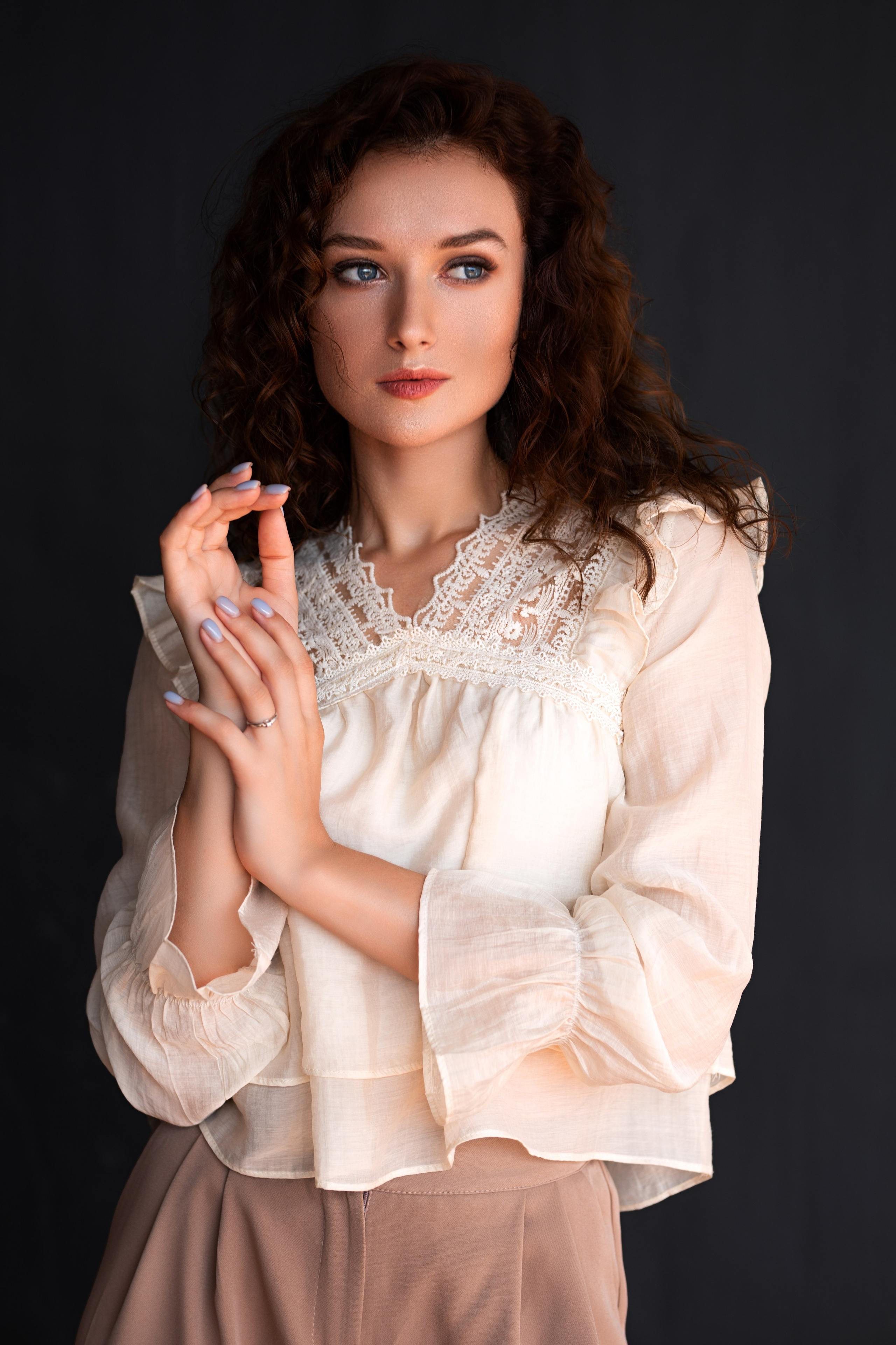 Фотосет с Анастасией в студии с минимальным интерьером в формате для «себя»