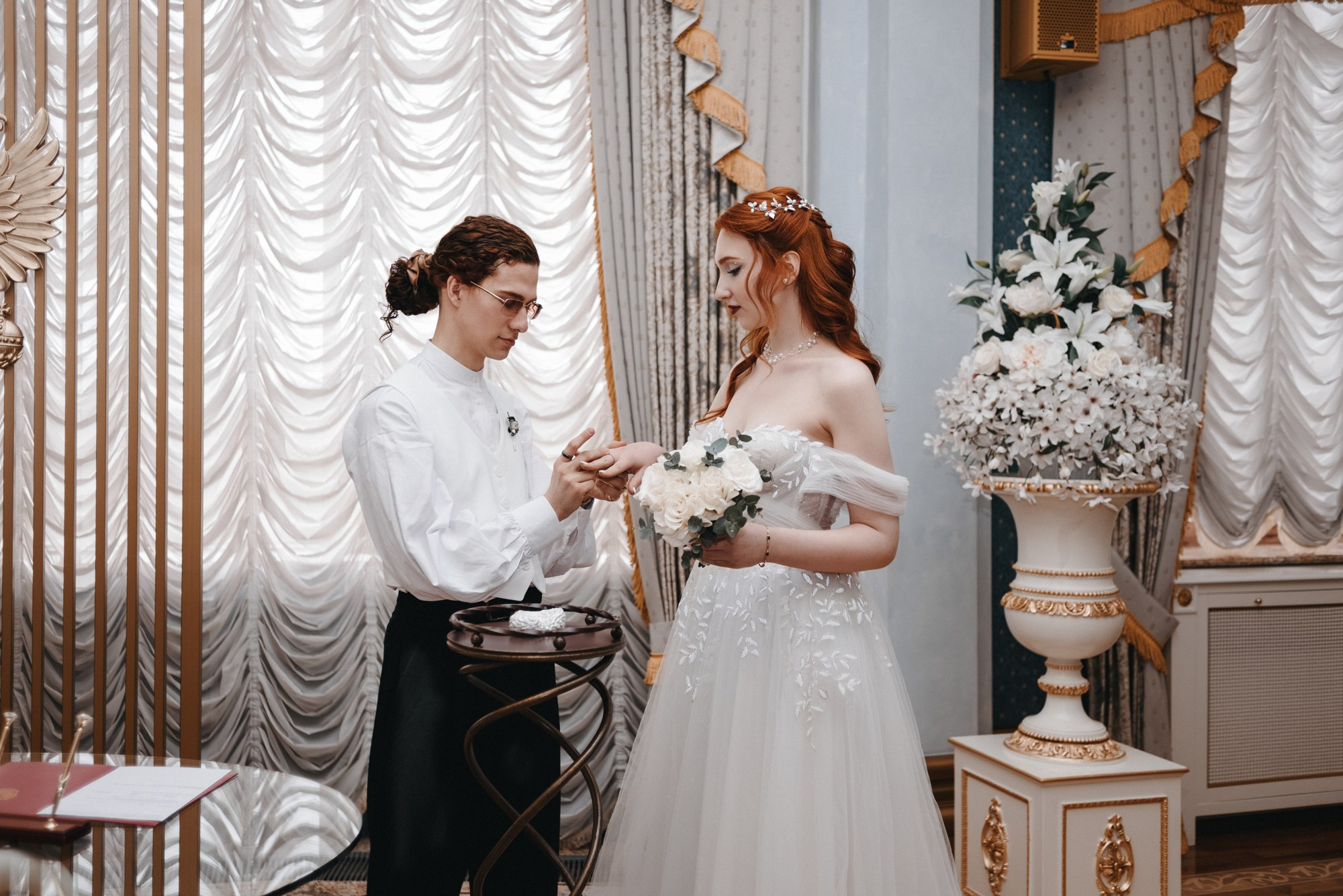 Молодожены обмениваются кольцами в ЗАГСе Тюмень