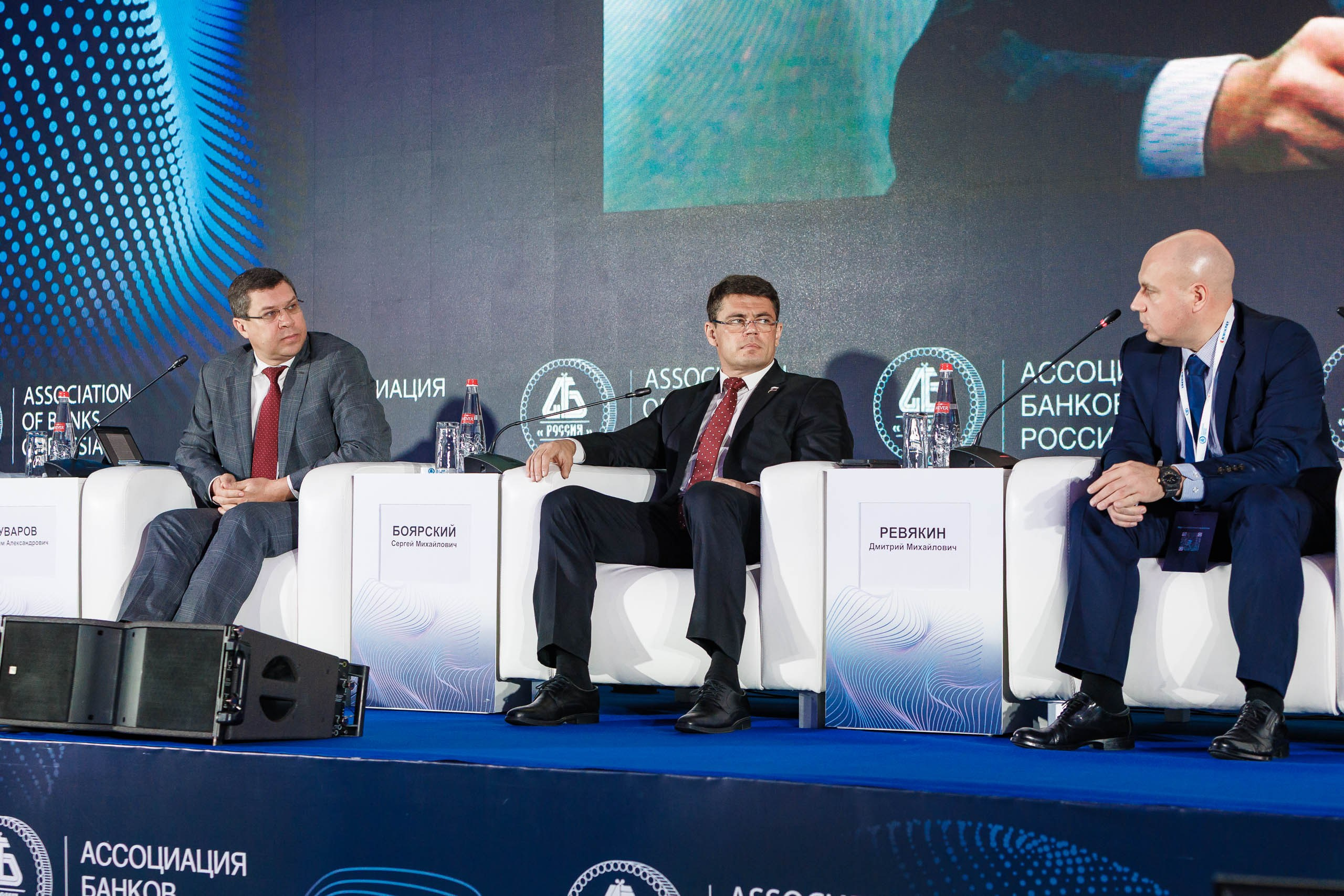 Многочисленные делегации на площадке мероприятия, все работают