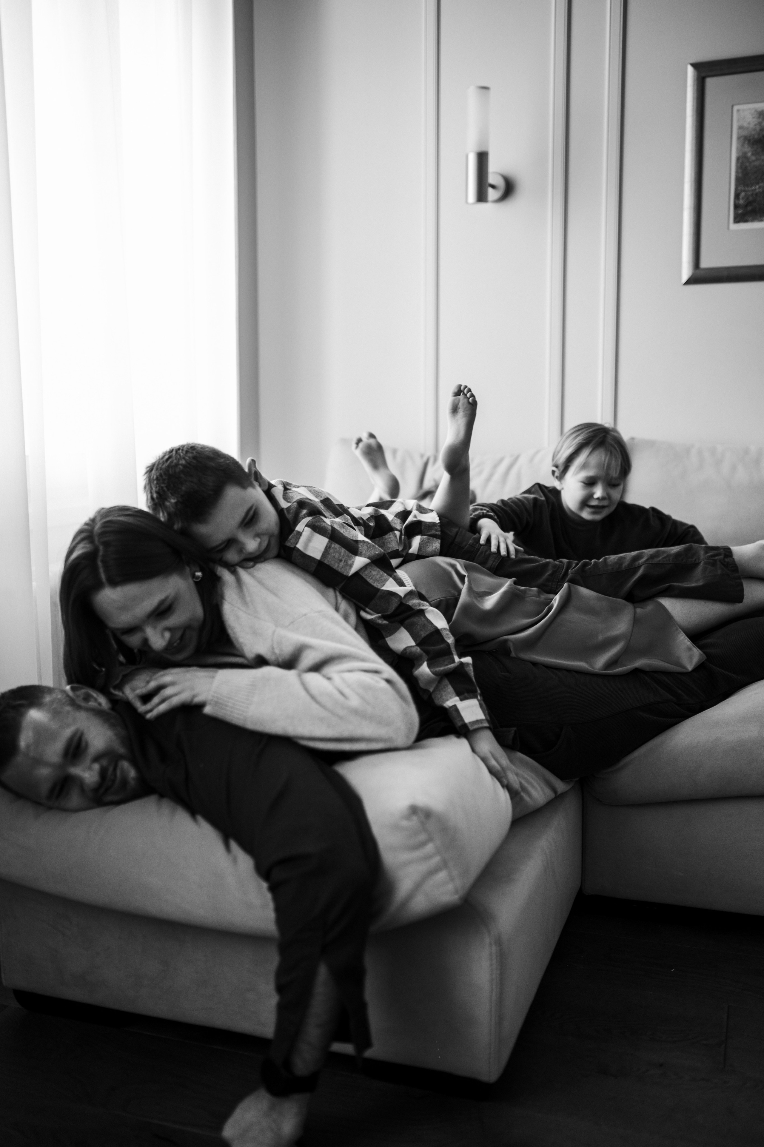 Валентин, Ирина, Евсей, Кира и Агата дома. Семейный и свадебный lifestyle-фотограф в Москве Мария Петрова