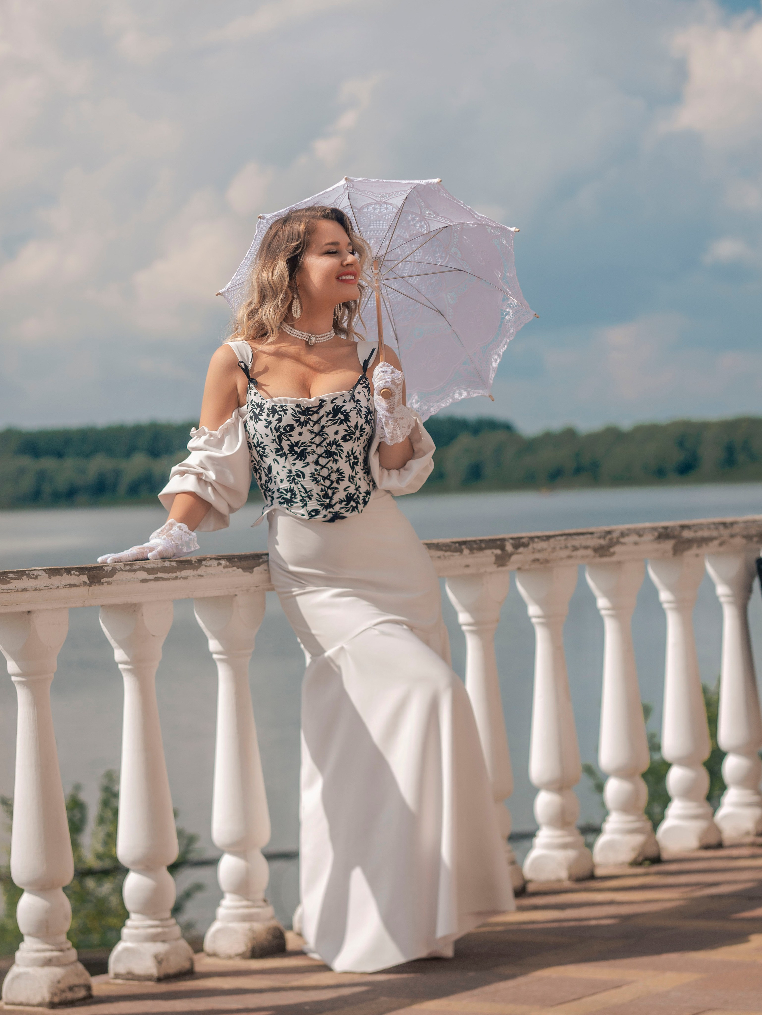 Размер 42-46. Сзади шнуровка. Можно взять вместе с реквизитом на фото