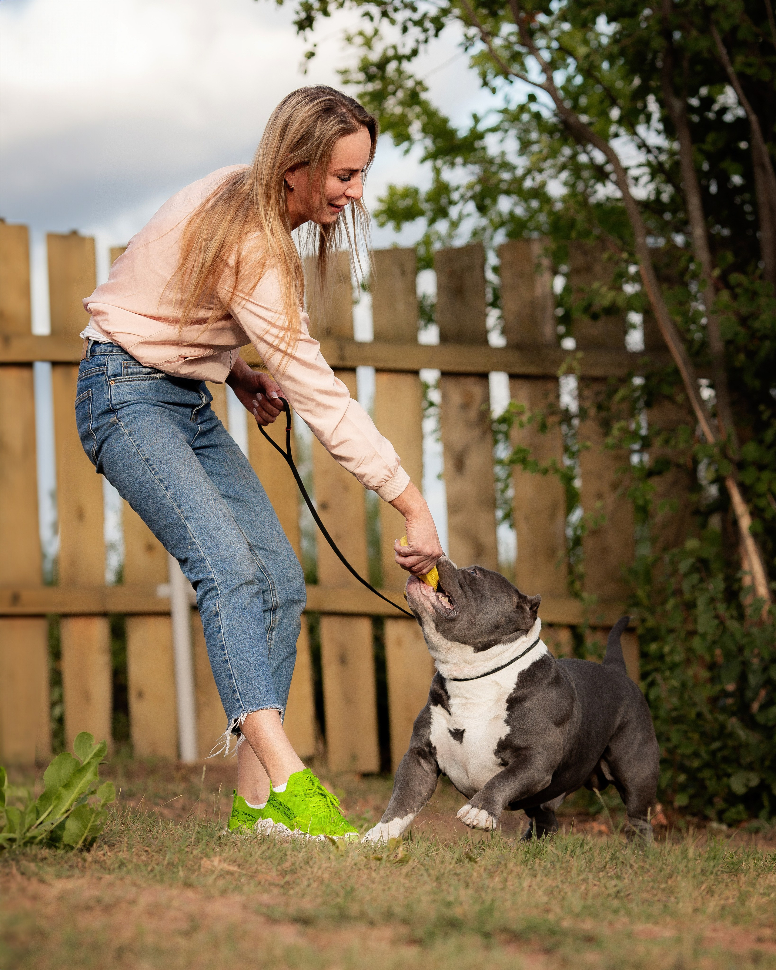 Наталья и булли. Фотограф Анималист в Перми Анастасия Остерман