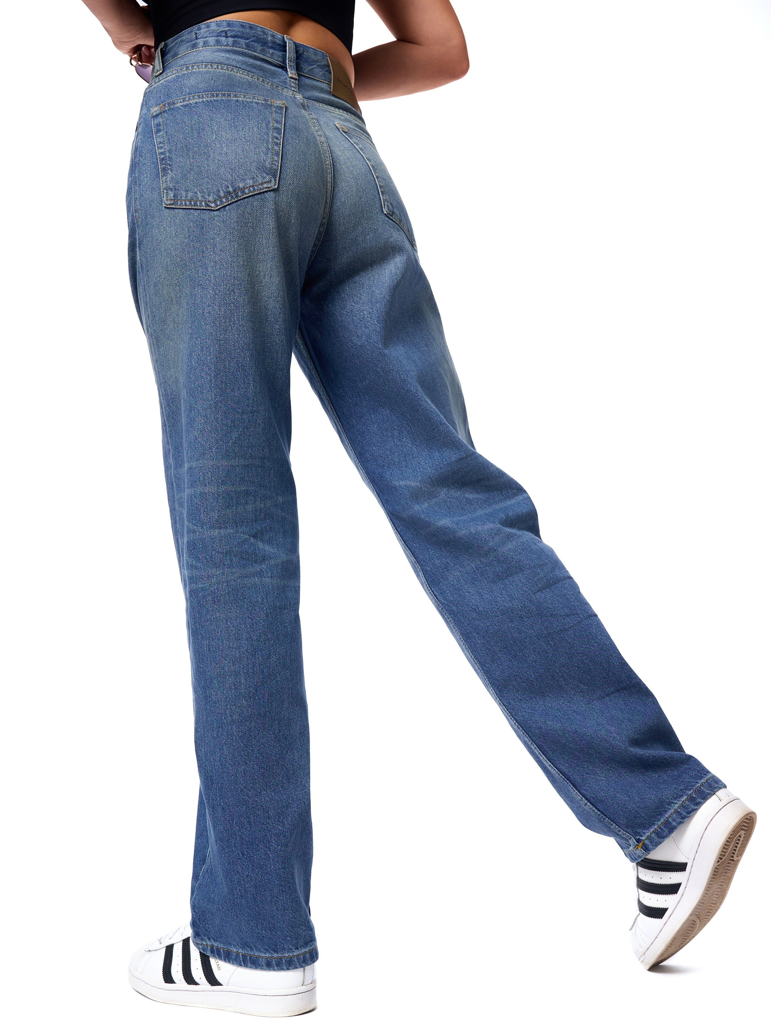 Джинсы женские. Каталожный предметный фотограф