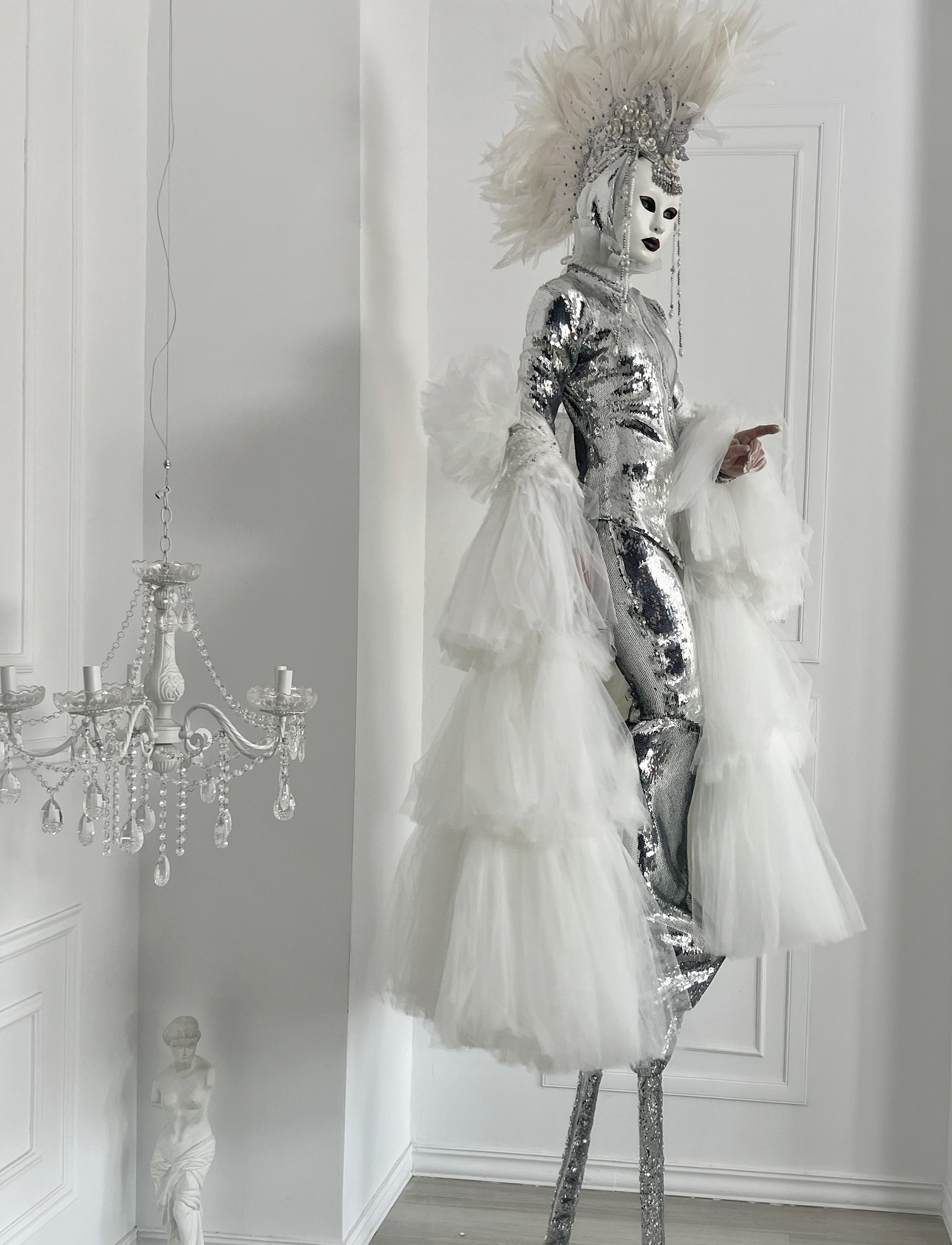 Персонаж серебряная Ворона. Мимы и Ходулисты на встречу гостей. Москва