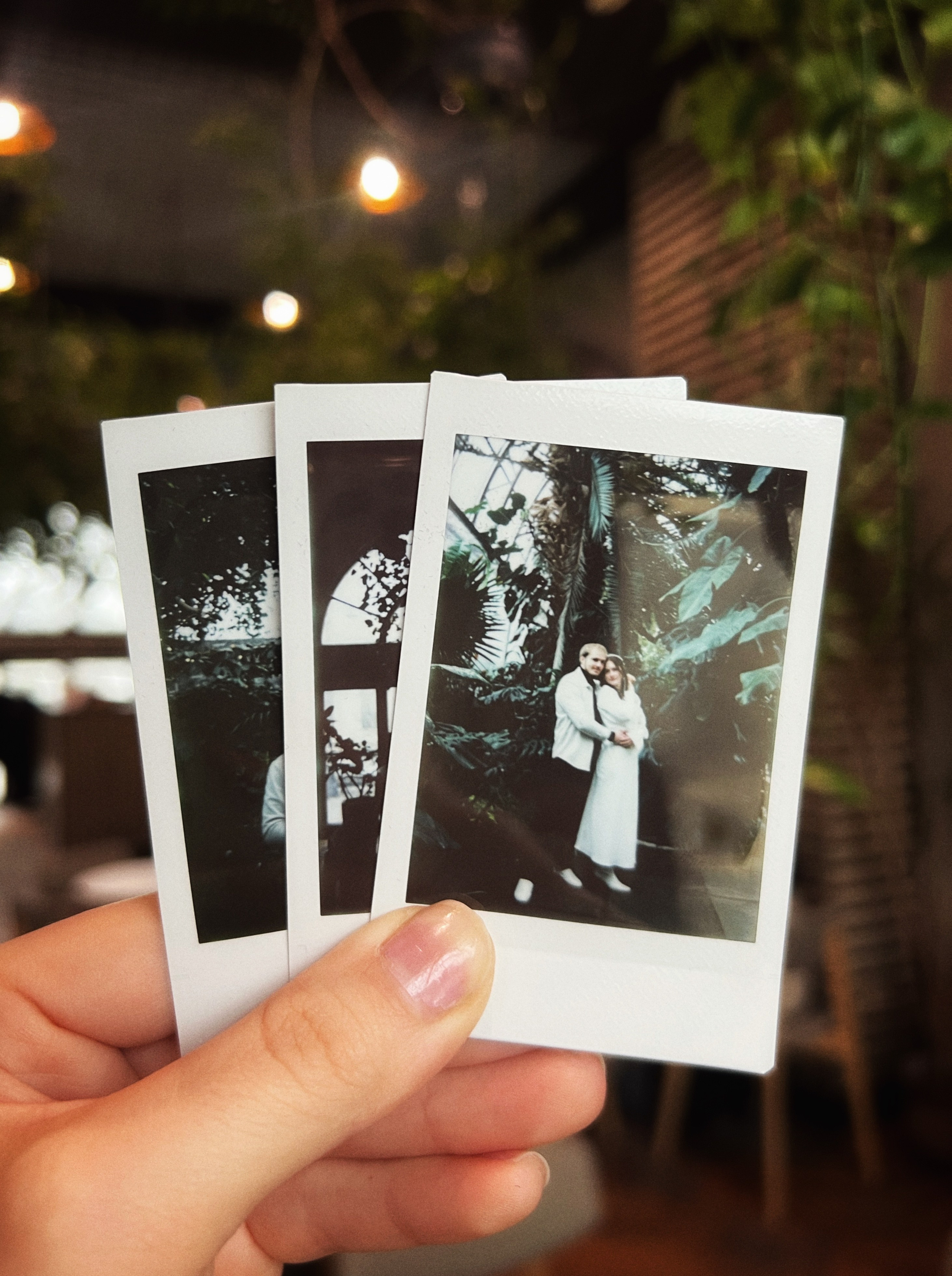Кадры на инстакс instax моментальная фотография. Фотограф про чувства, моменты, любовь. свадебный и портретный фотограф