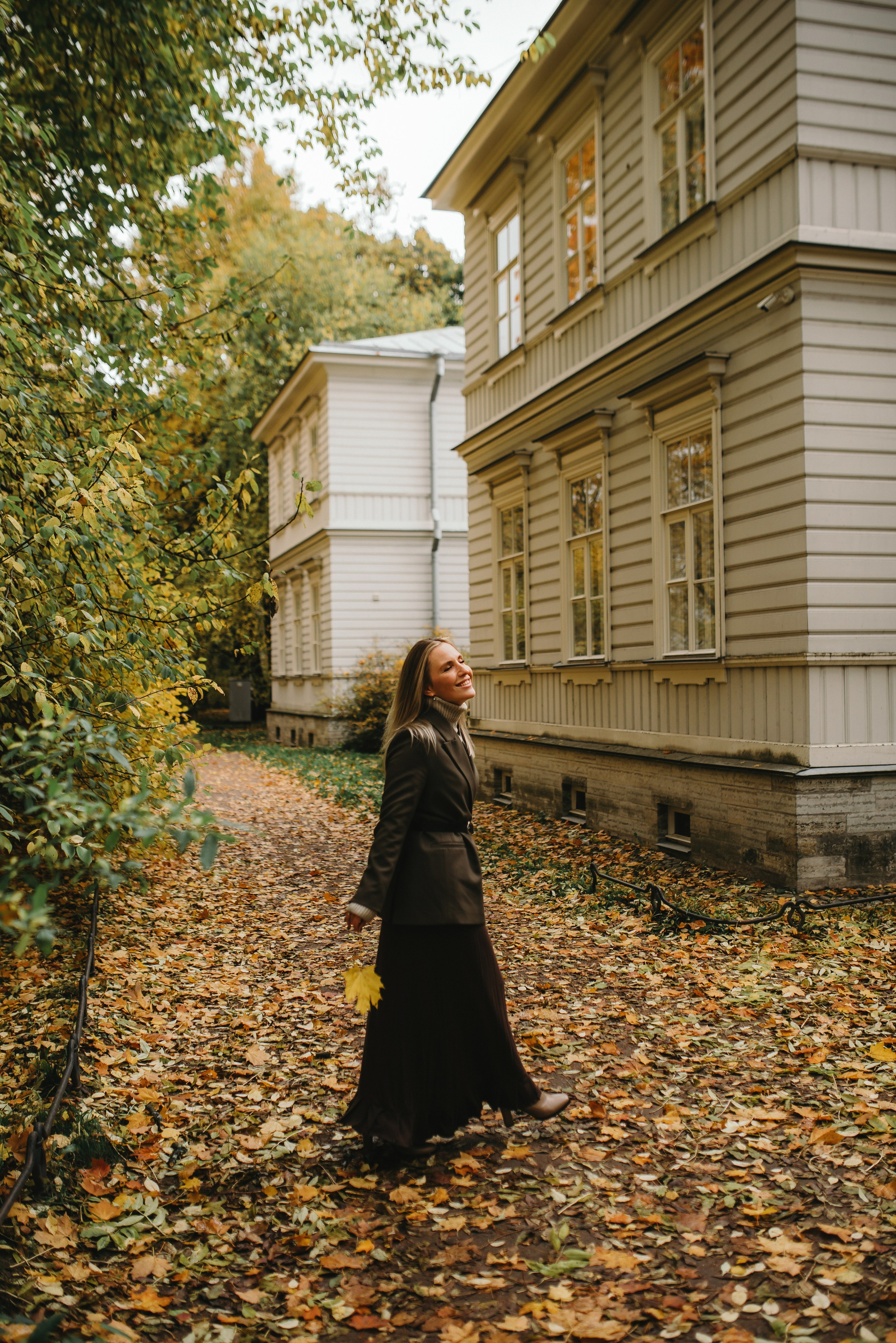 Фотосессия девушки в осеннем парке 