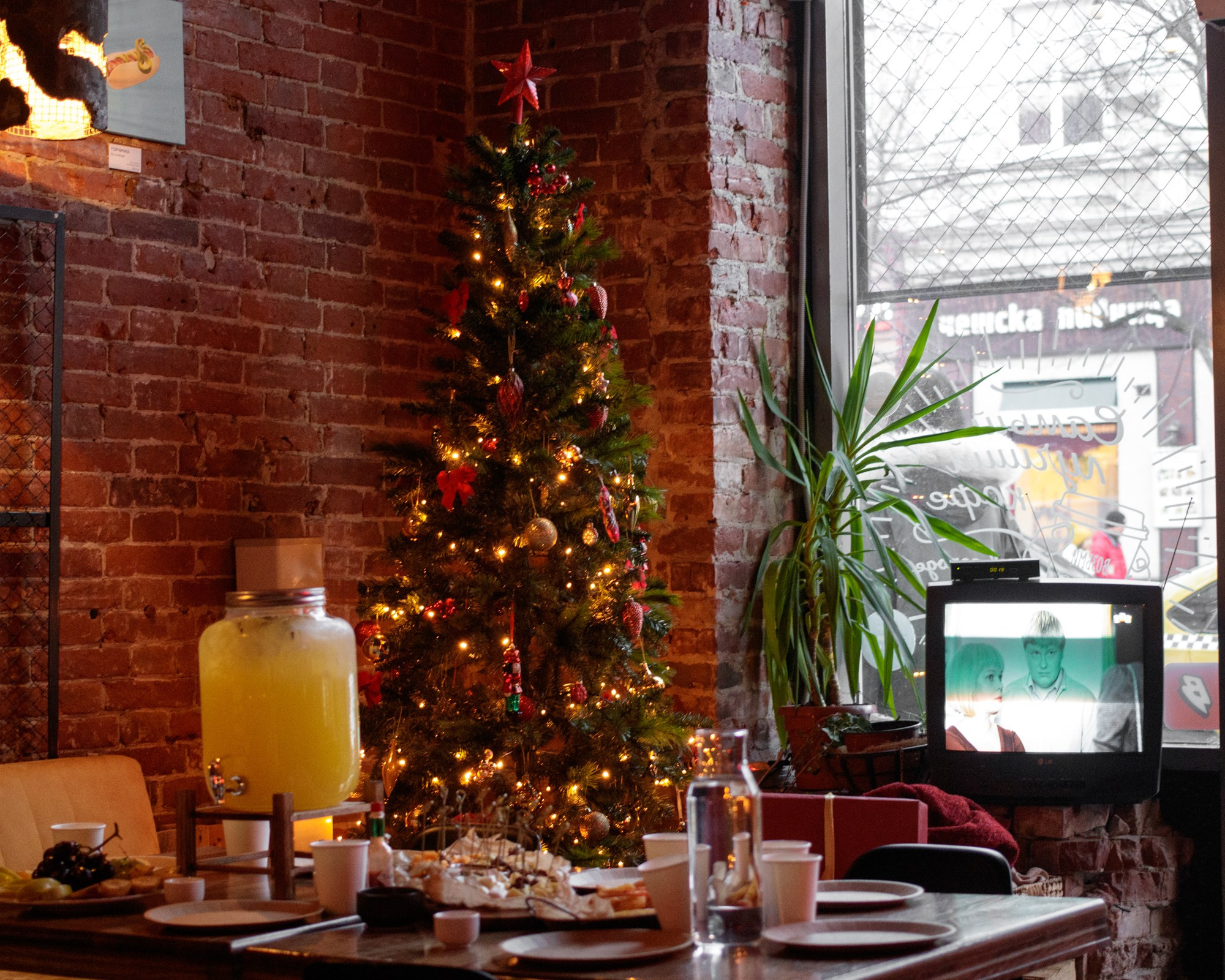 Новогодняя встреча в баре «Шаверма». Репортажный, промышленный и маркетплейс-фотограф Дмитрий Чернат