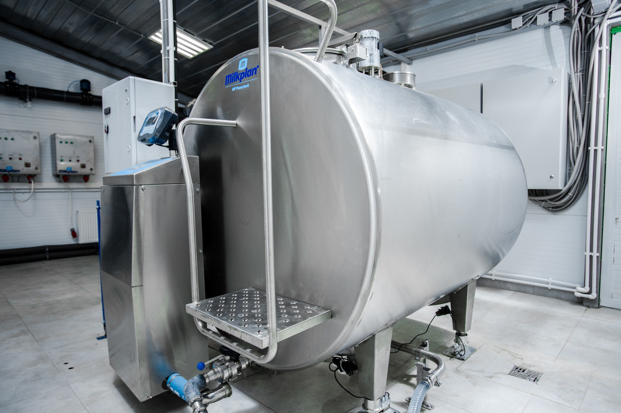 Оборудование хранения молока. Репортажный, промышленный и маркетплейс-фотограф Дмитрий Чернат