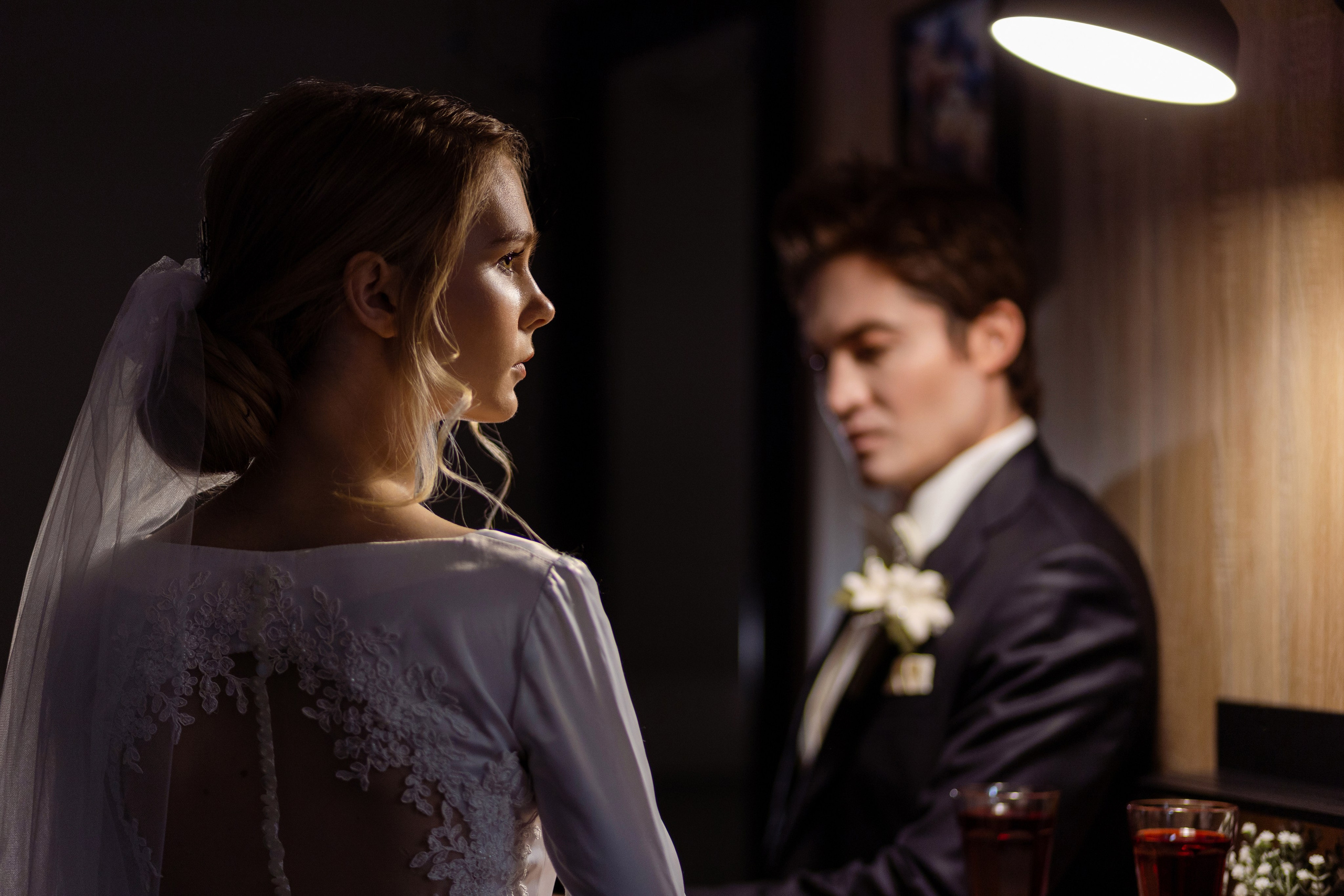 Жених и невеста стоят друг от друга на некотором расстоянии.