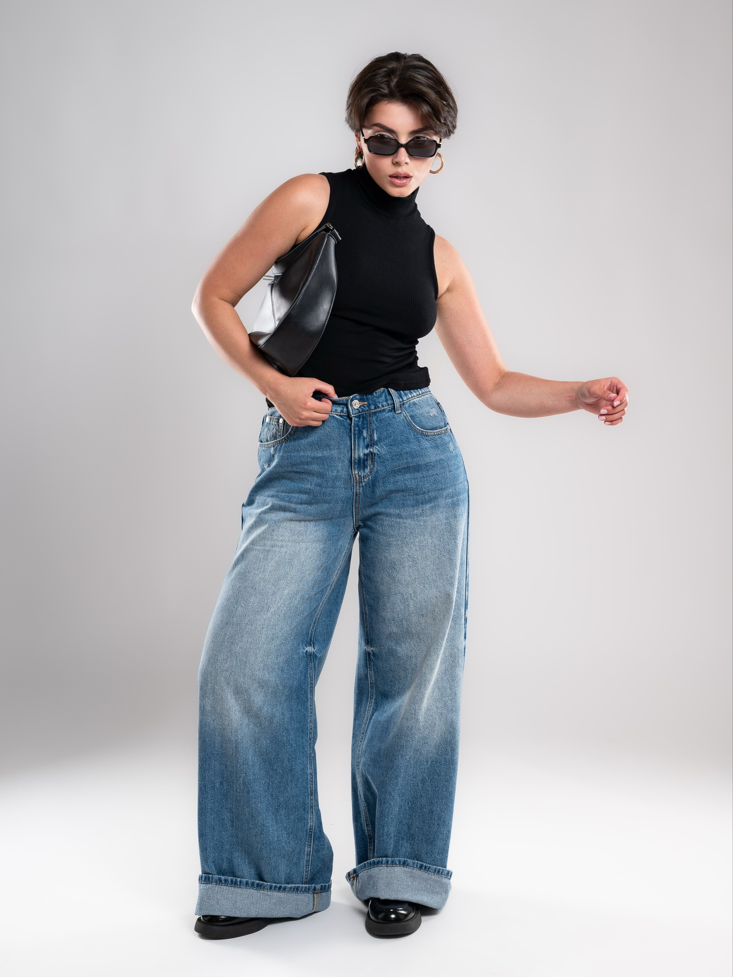 Джинсы на 2х моделях. Предметный фотограф, фото для маркетплейсов Пятигорск, КМВ