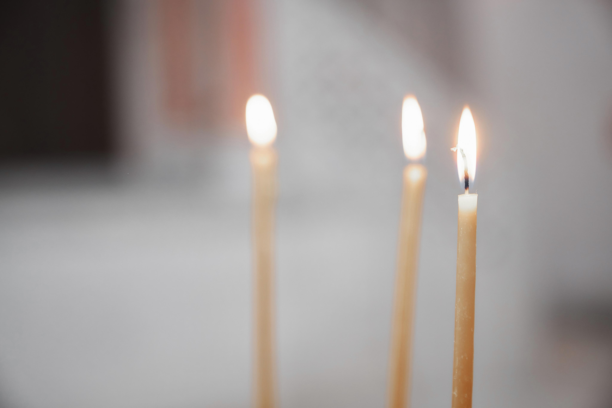 горят церковные свечи на купели для крещения ребёнка