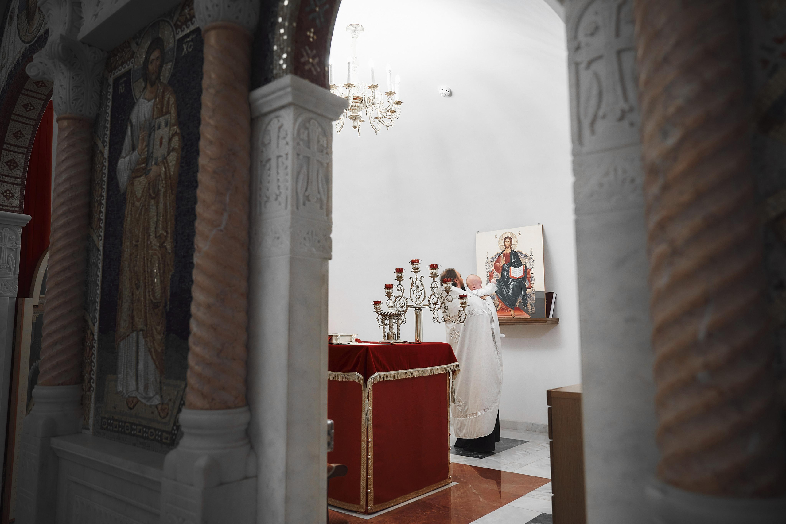 крещение ребёнка в храме Сергия Радонежского в Солнцево алтарь