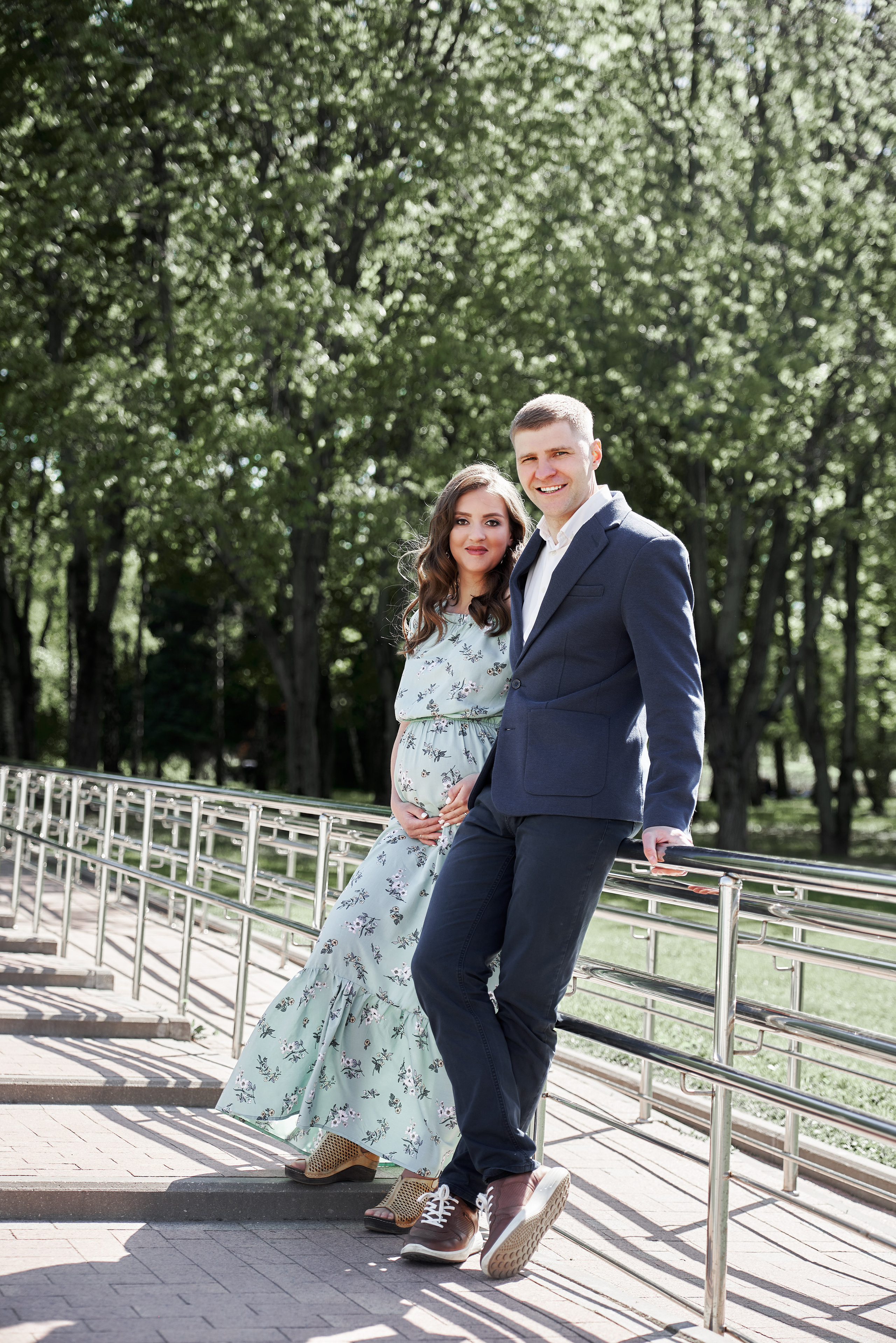 Фотосессия беременности в цветущих садах Коломенского. Фотограф Опарин