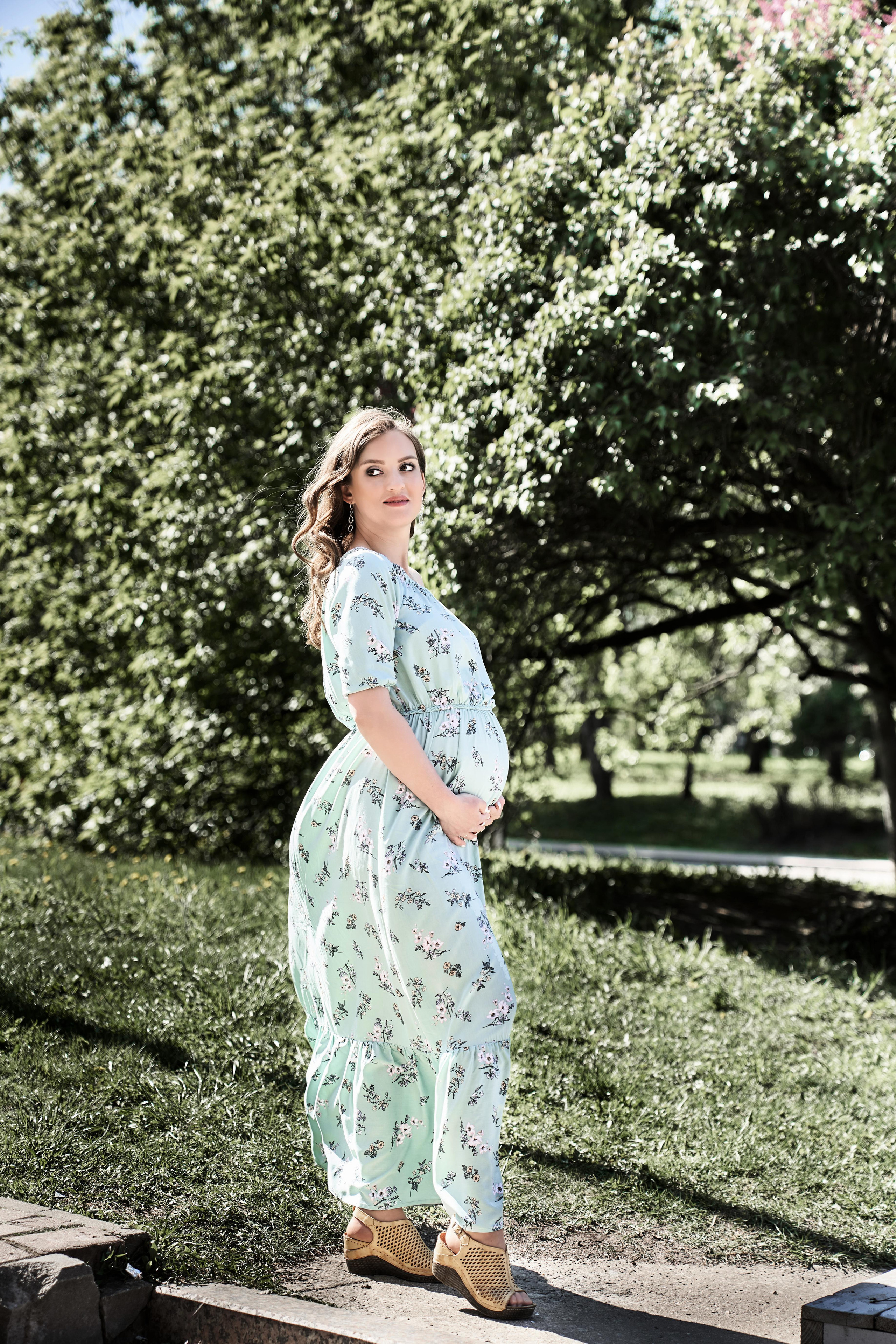 Фотосессия беременности в цветущих садах Коломенского. Фотограф Опарин