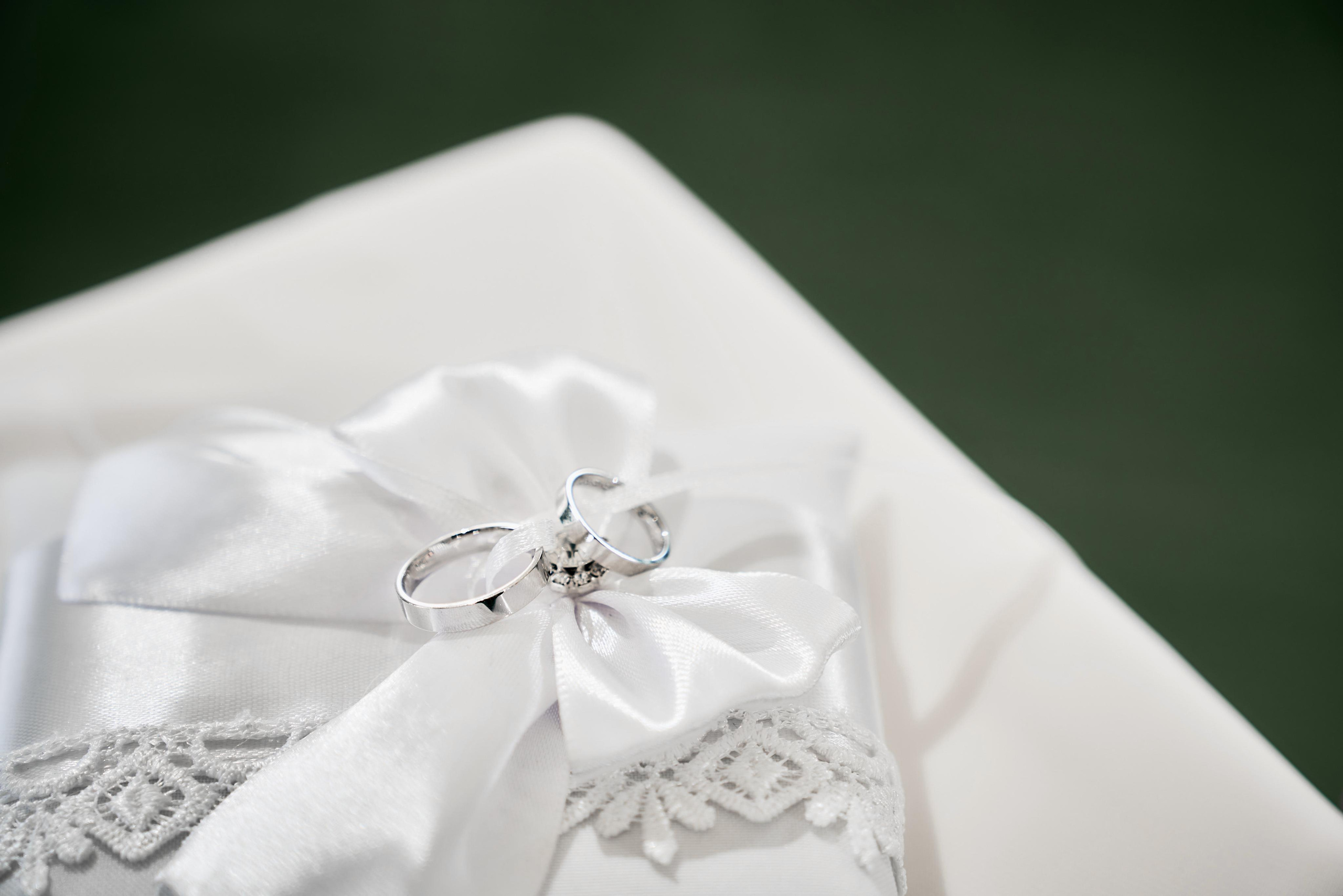 обручальные кольца, подушка