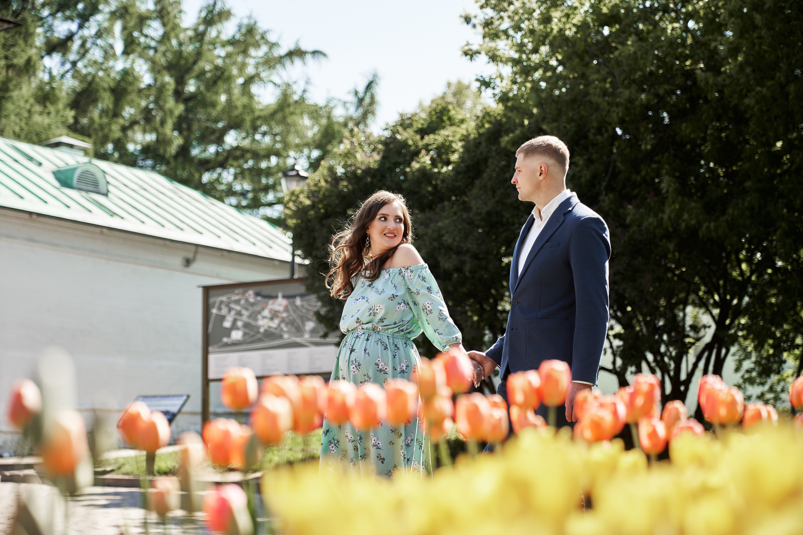 Фотосессия беременности в цветущих садах Коломенского. Фотограф Опарин