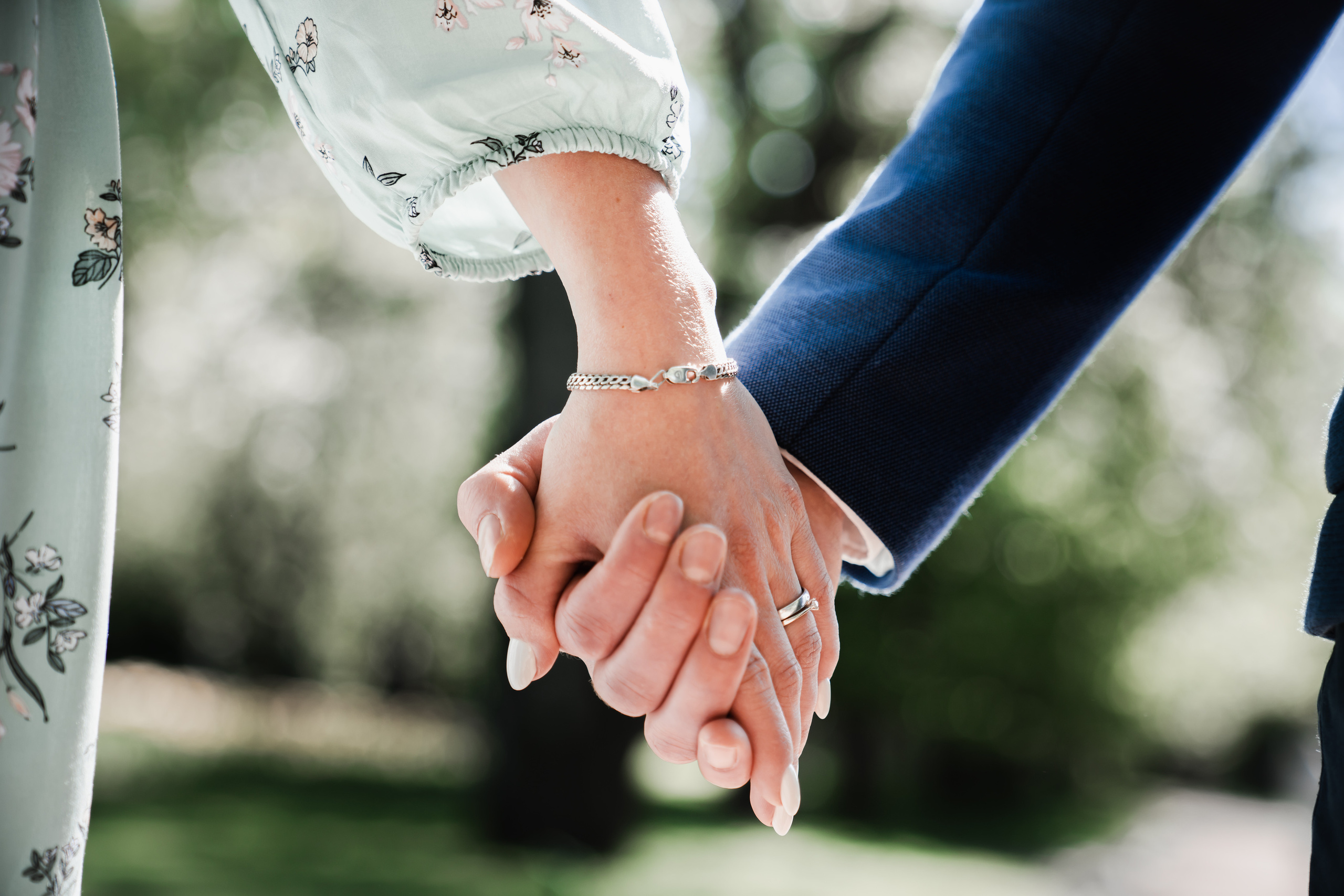 Фотосессия беременности в цветущих садах Коломенского. Фотограф Опарин