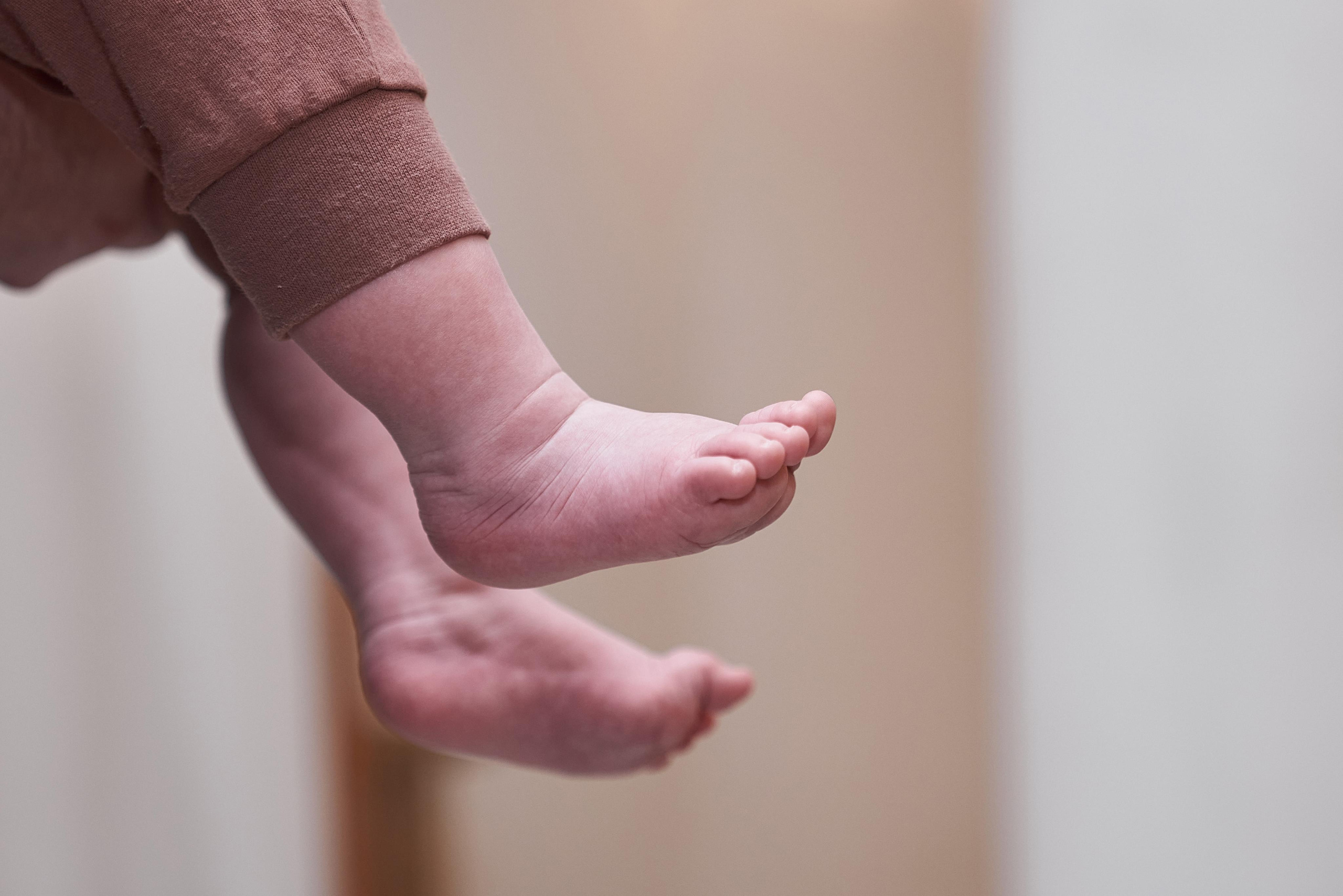 Ножки ребёнка в Храме Сергия Радонежского в Солнцево