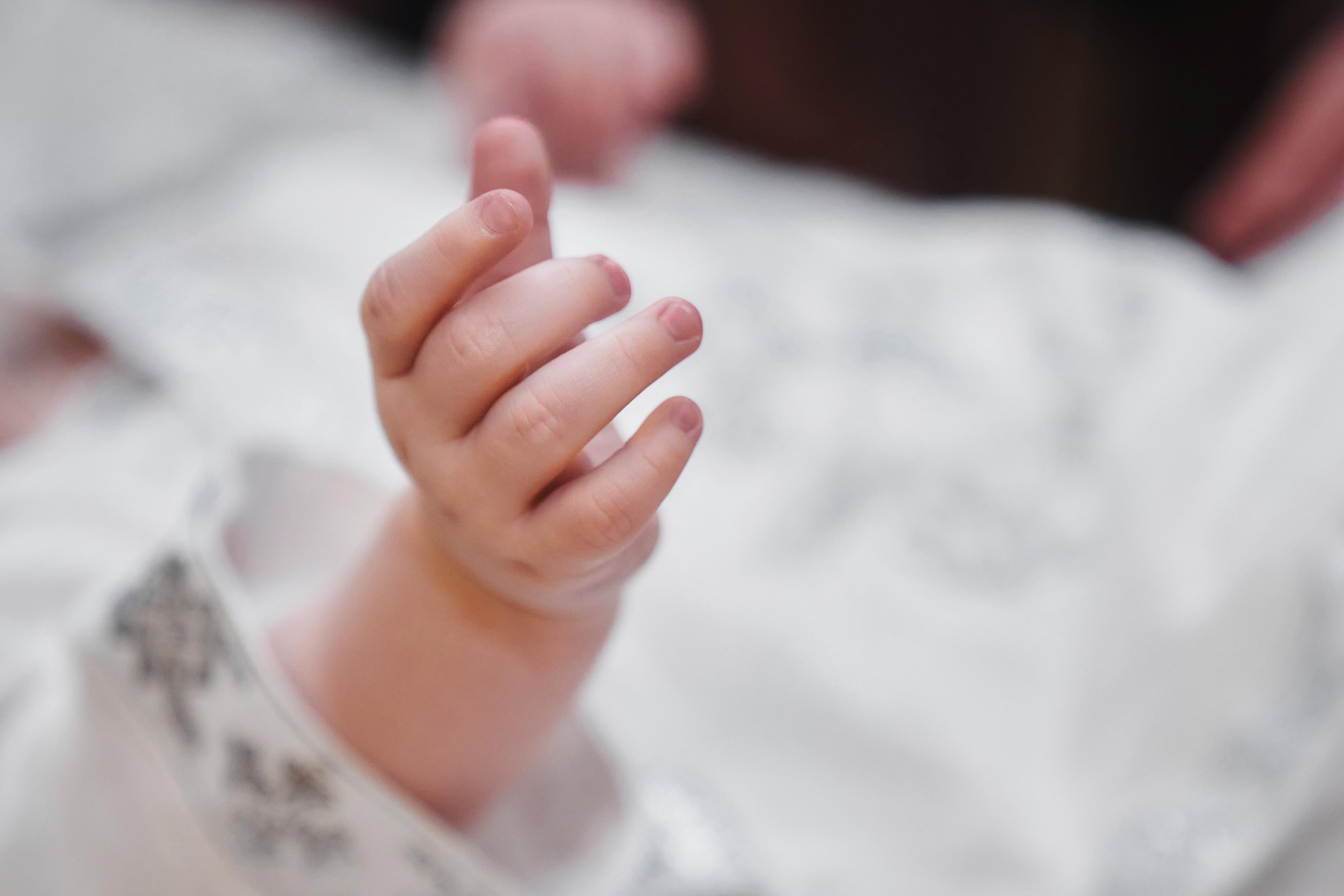 крупный план детской руки