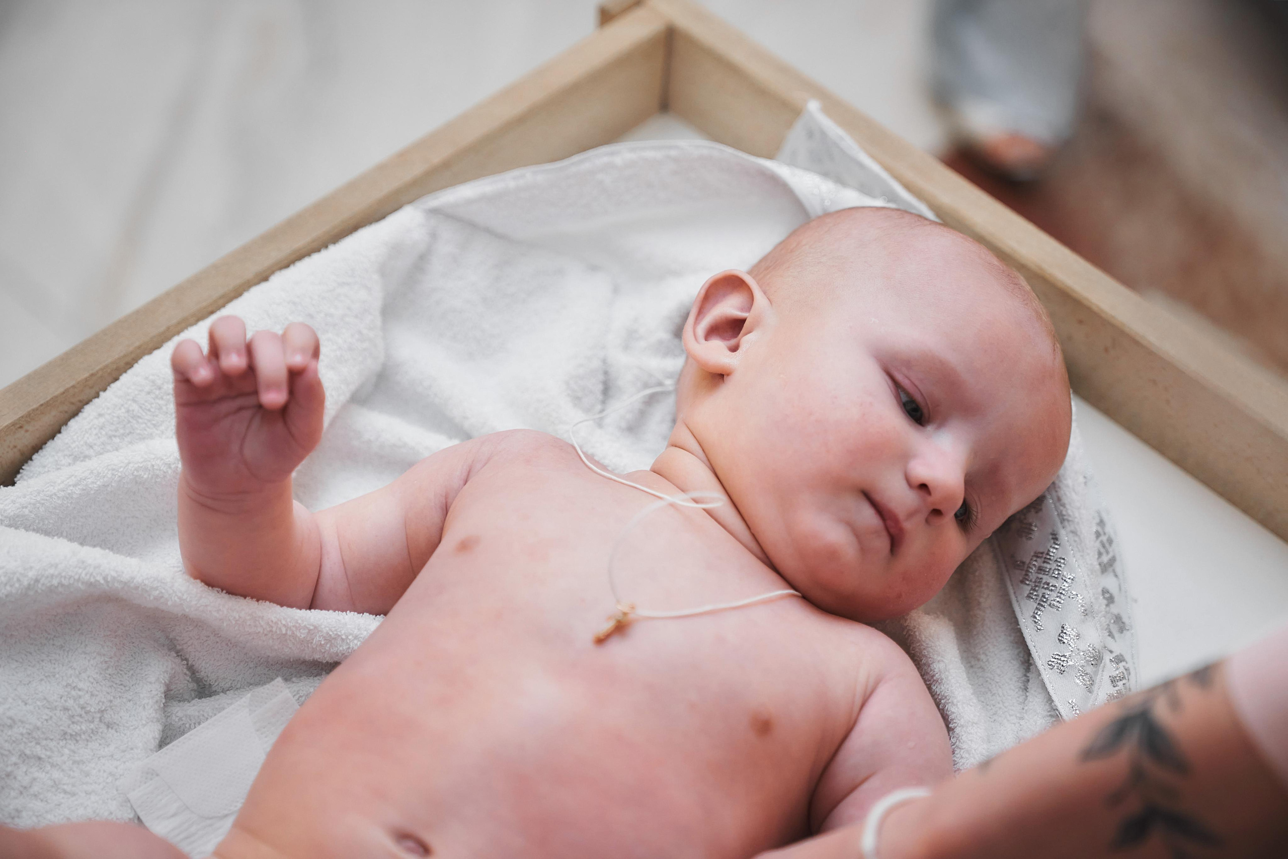 ребёнок на пеленальном столике в храме Сергия Радонежского