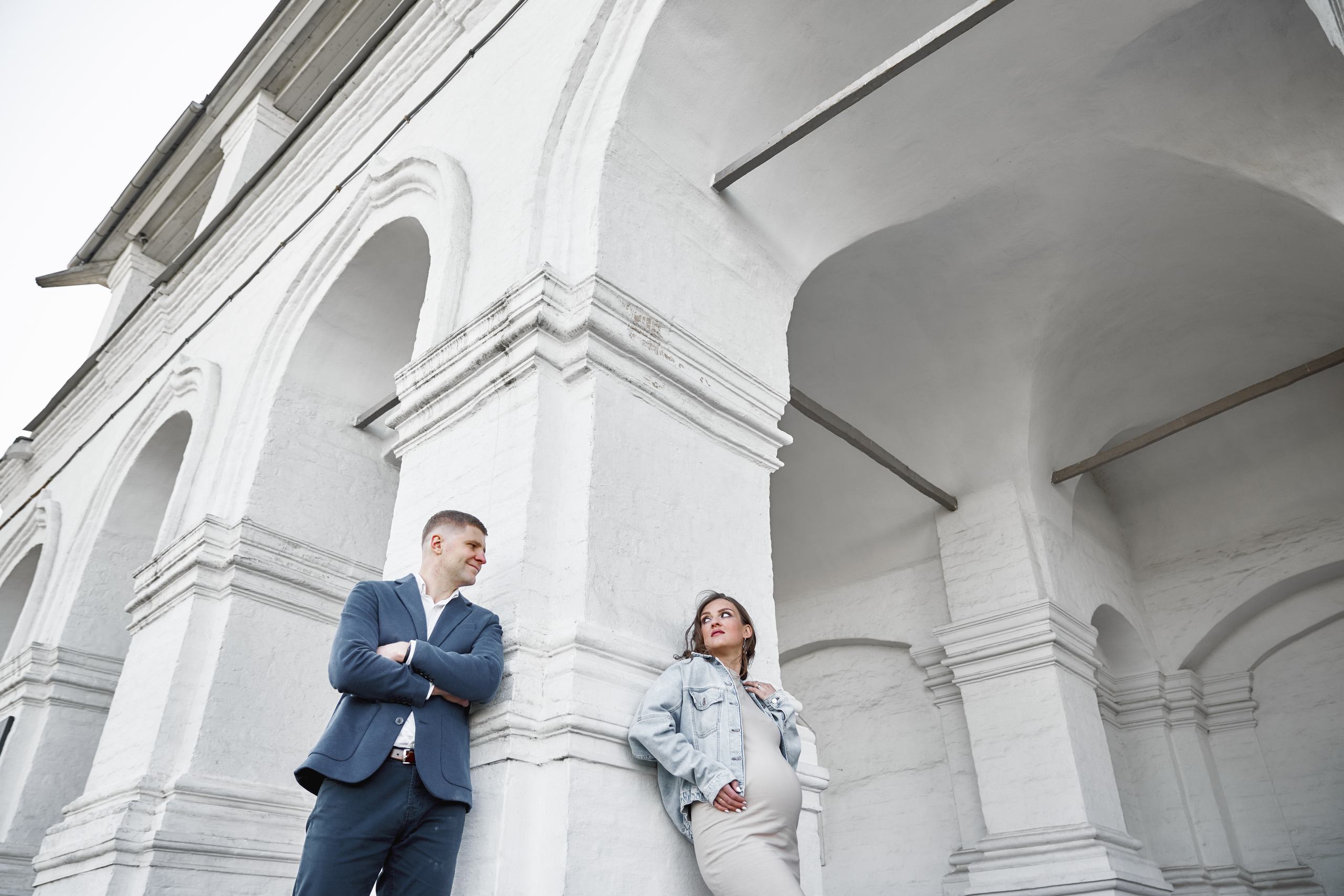 Фотосессия беременности в цветущих садах Коломенского. Фотограф Опарин