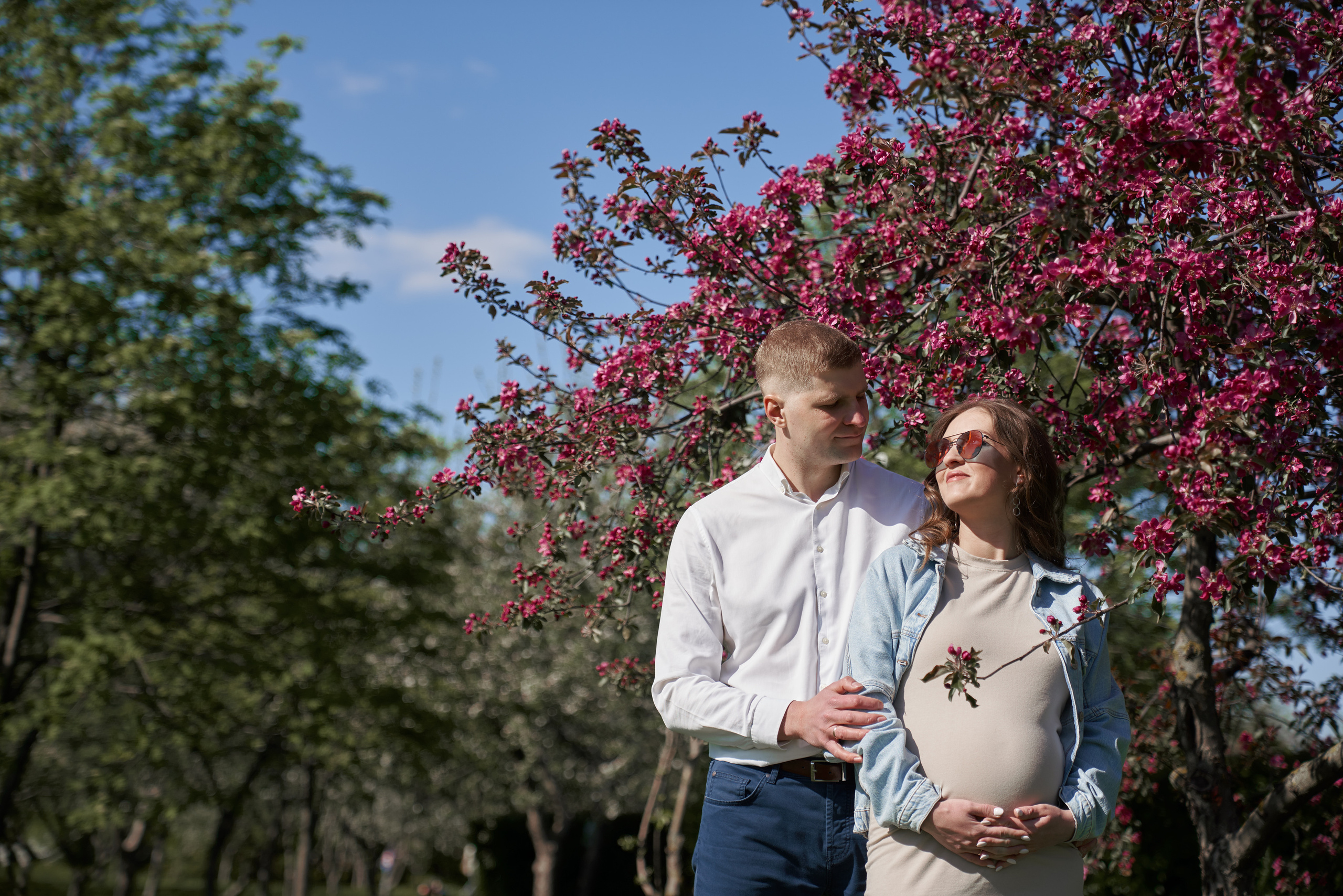 Фотосессия беременности в цветущих садах Коломенского. Фотограф Опарин