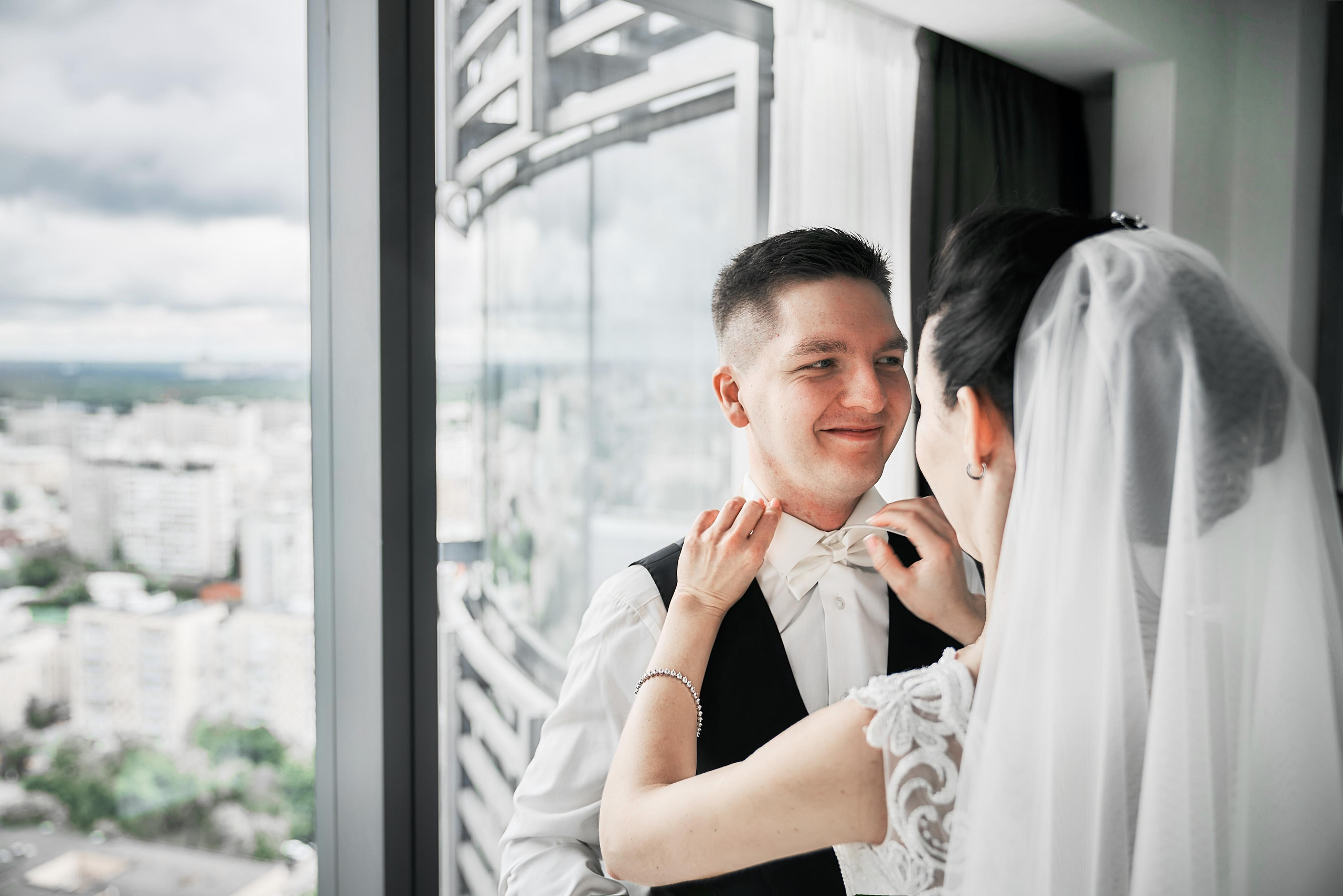 Невеста собирает жениха